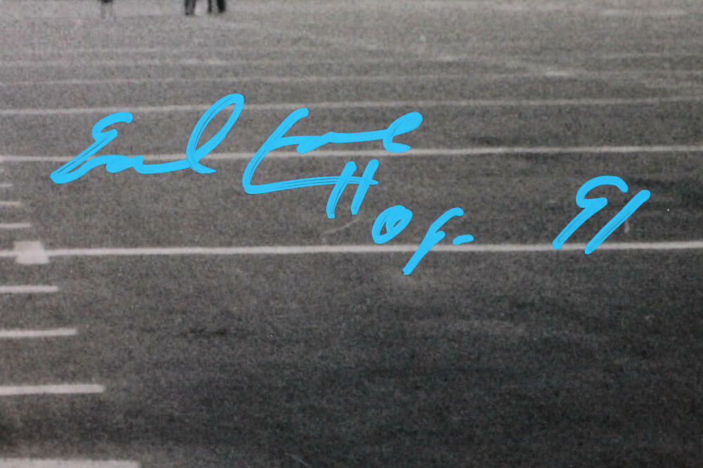 Earl Campbell Autographed B&W Pointing Up Spotlight 16x20 Photo - Beckett W Auth