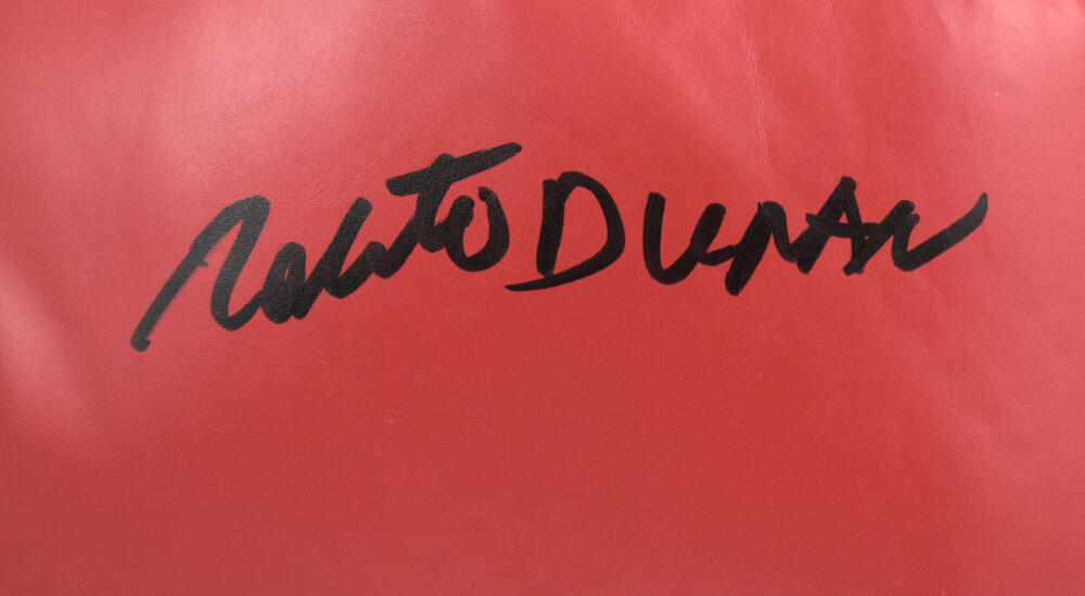 Roberto Duran Autographed Red Everlast Boxing Glove *Right - Beckett W Hologram