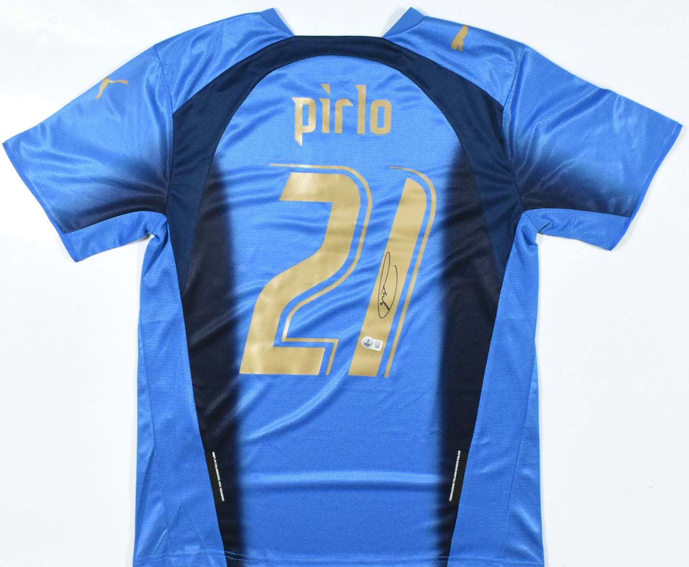 Andrea Pirlo Signed Italy FC Home Soccer Jersey #21 - Beckett Witnessed Hologram