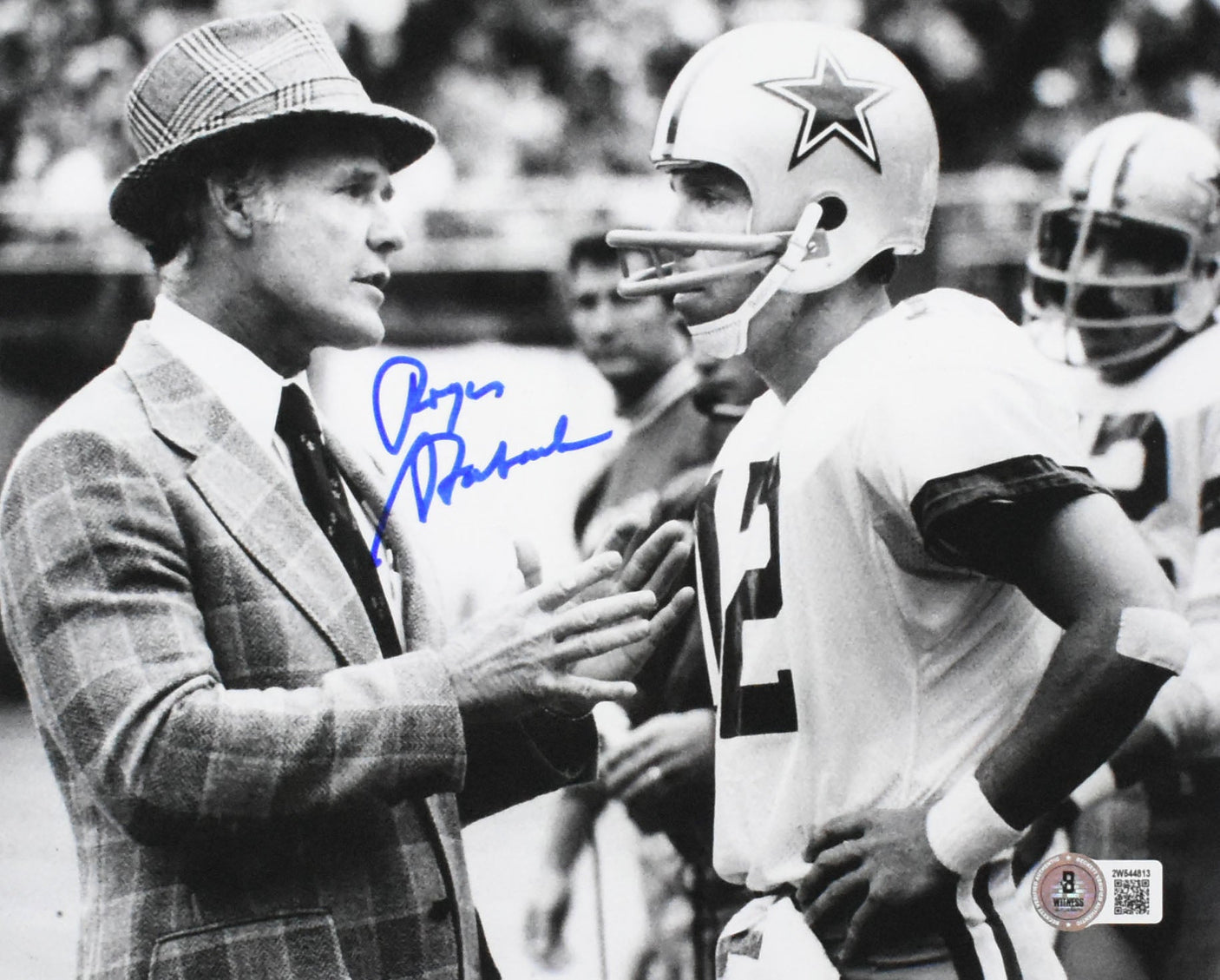 Roger Staubach Autographed Dallas Cowboys 8x10 B/W Photo - Beckett W Hologram