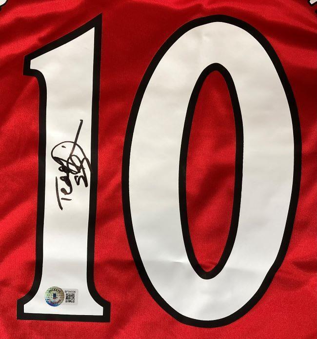 The image shows a Teddy Sherringham Signed Manchester United Umbro Soccer Jersey by Sports Integrity, featuring a large white number 10 outlined in black, signed on the left and an authenticity sticker below.