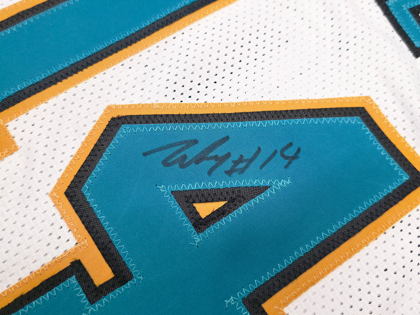 Memphis Grizzlies Zach Edey Autographed White Jersey Beckett BAS Witness Stock #253326