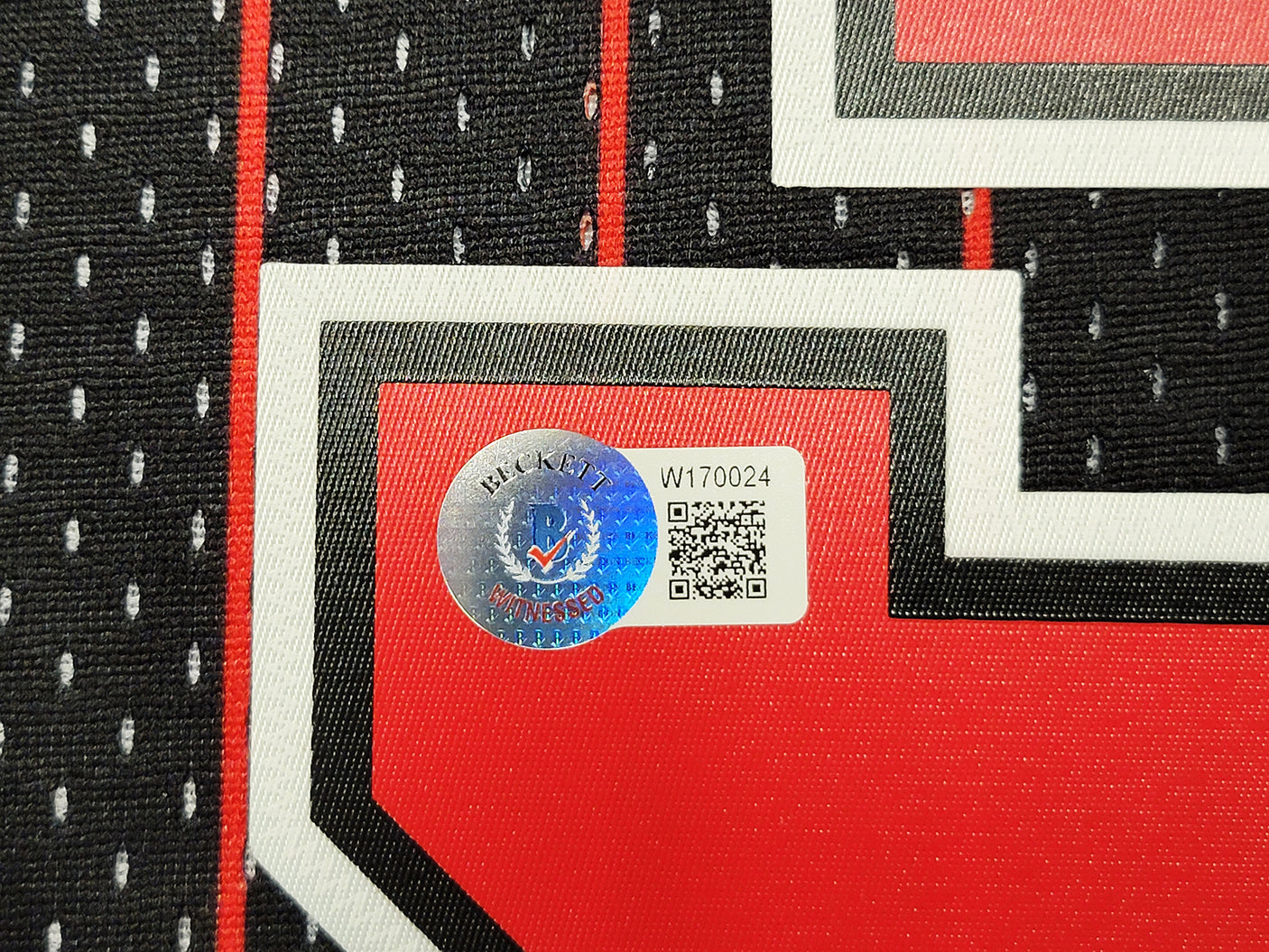 Chicago Bulls Scottie Pippen Autographed Black Authentic Mitchell & Ness 1995-96 Hardwood Classics Swingman Jersey Size XL Beckett BAS Witness Stock #210848