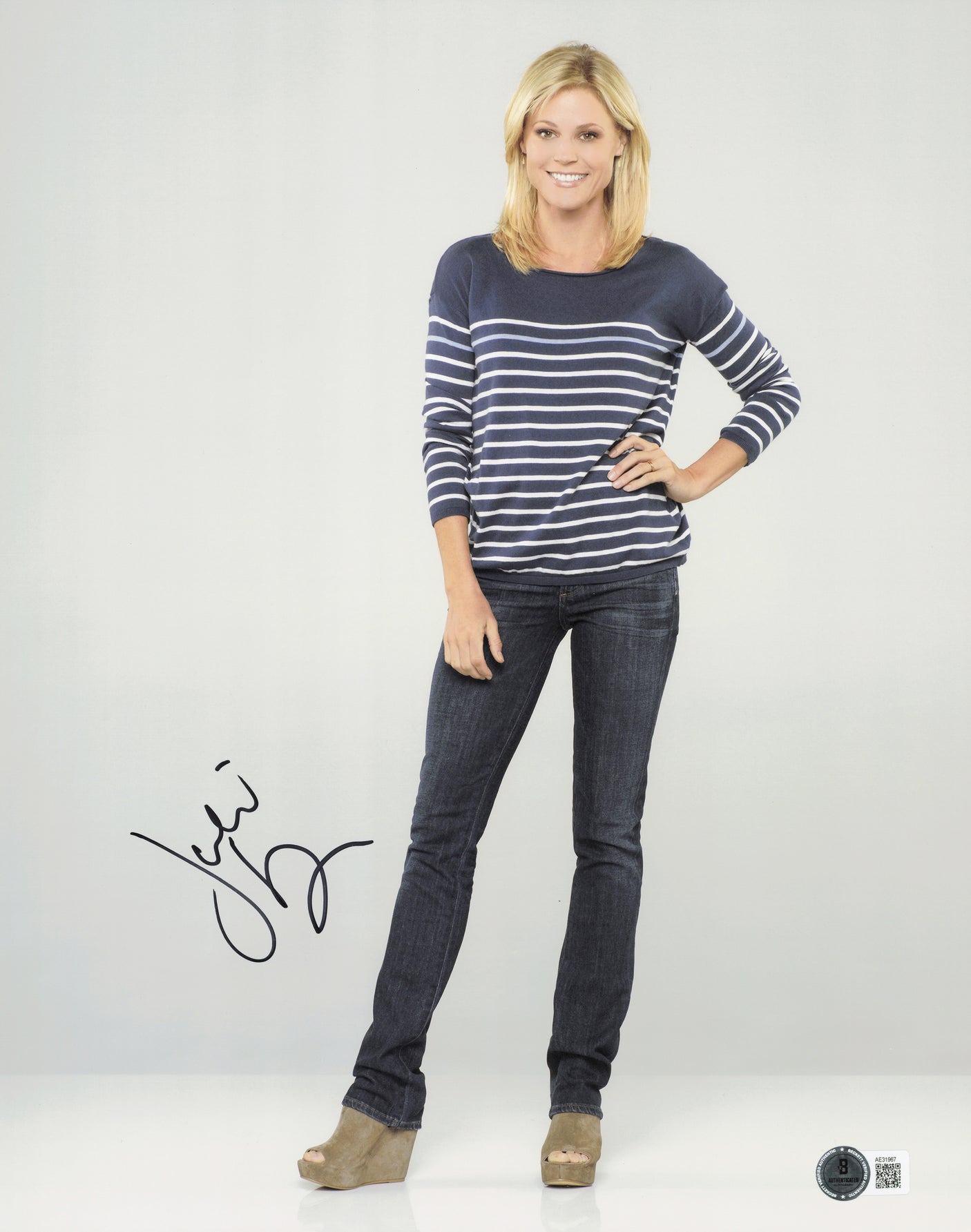 Julie Bowen Autographed 11x14 Photo Modern Family Beckett BAS QR #AE31967