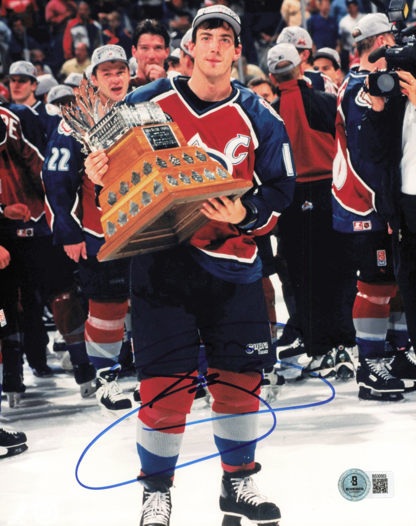 Joe Sakic Autographed 8x10 Photo Colorado Avalanche Beckett BAS QR #BS30563