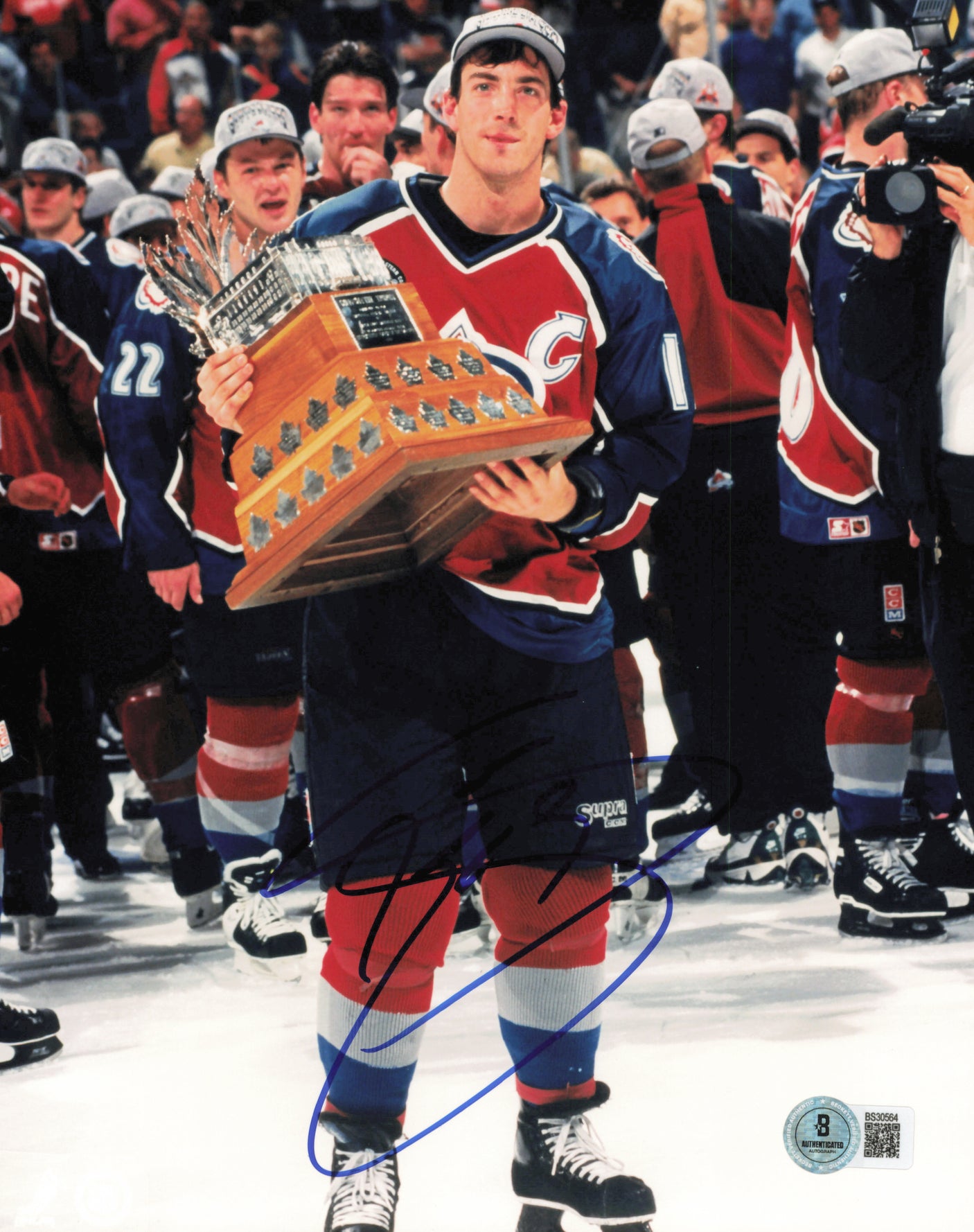 Joe Sakic Autographed 8x10 Photo Colorado Avalanche Beckett BAS QR #BS30564