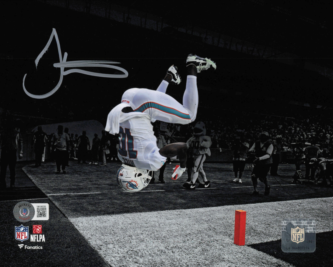 Tyreek Hill Autographed 8x10 Photo Miami Dolphins Backflip Selfie (Smudged) Beckett BAS Witness #1W106235