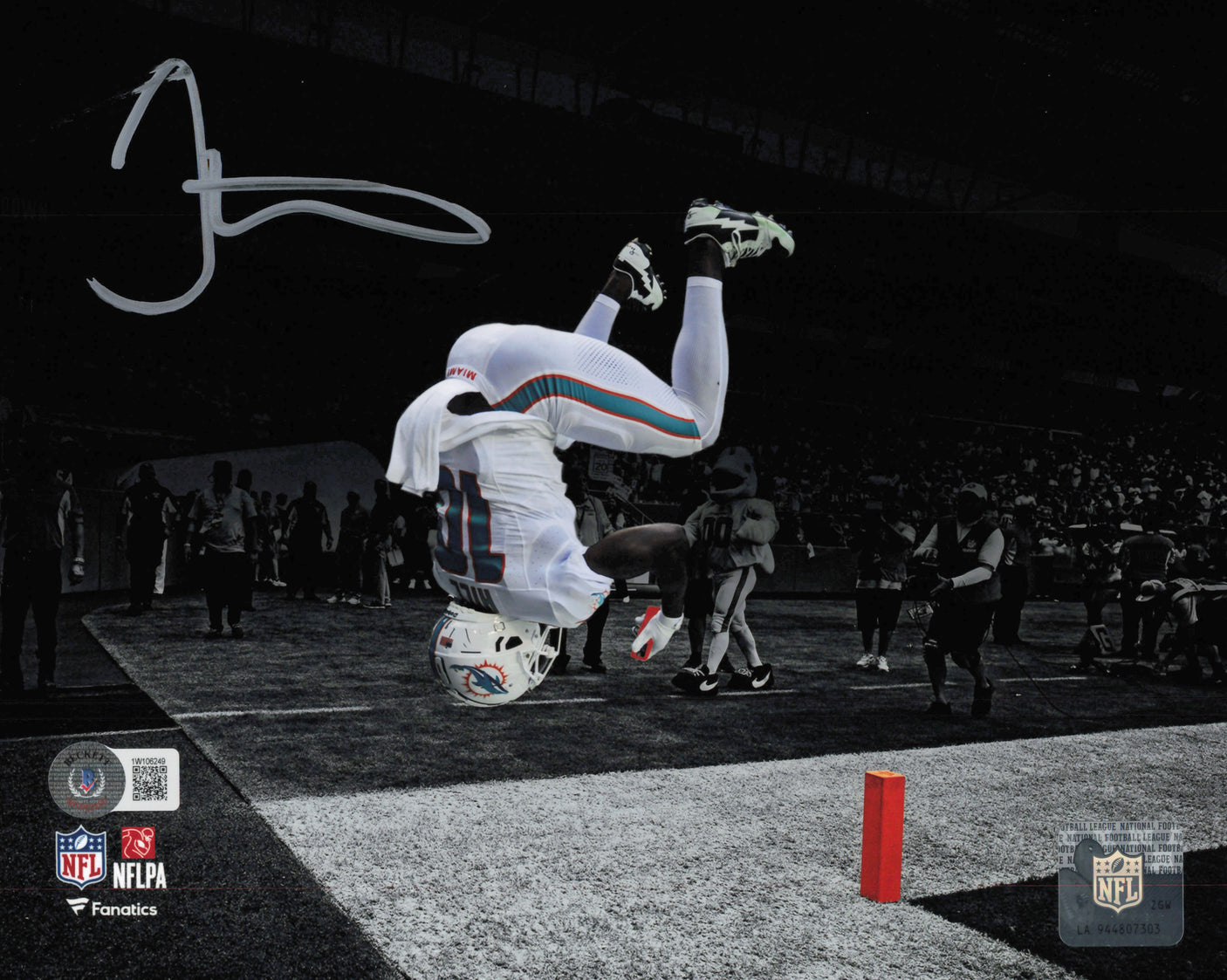 Tyreek Hill Autographed 8x10 Photo Miami Dolphins Backflip Selfie (Smudged) Beckett BAS Witness #1W106249