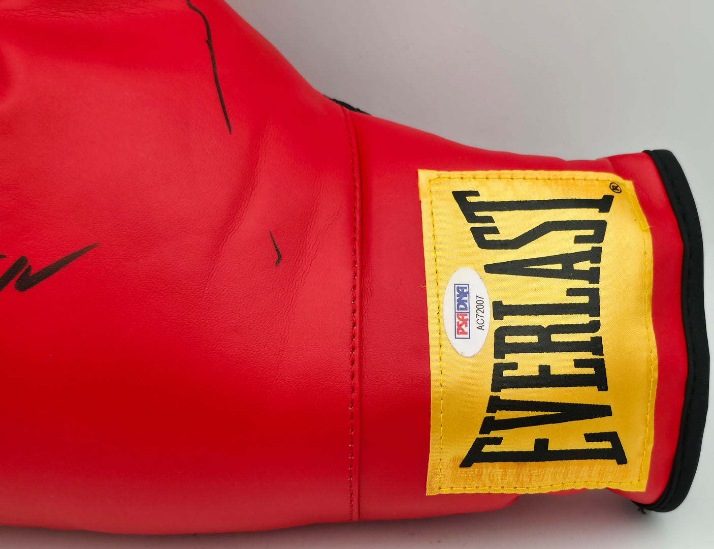 Roberto Duran Autographed Red Everlast Boxing Glove LH PSA/DNA #AC72007