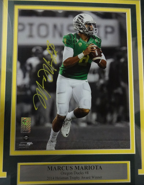 Marcus Mariota Autographed Framed 8x10 Photo Oregon Ducks MM Holo Stock #89823