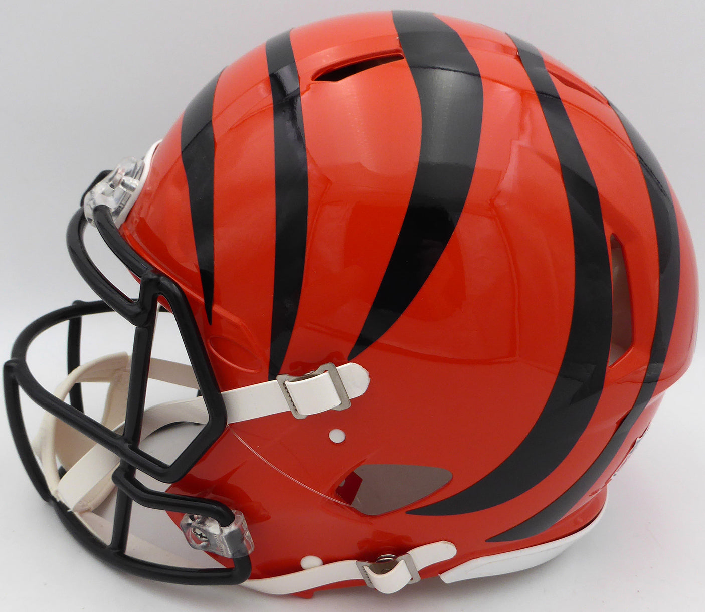 Ja'Marr Chase Autographed Cincinnati Bengals Full Size Authentic Helmet Beckett BAS Witness #3W056085