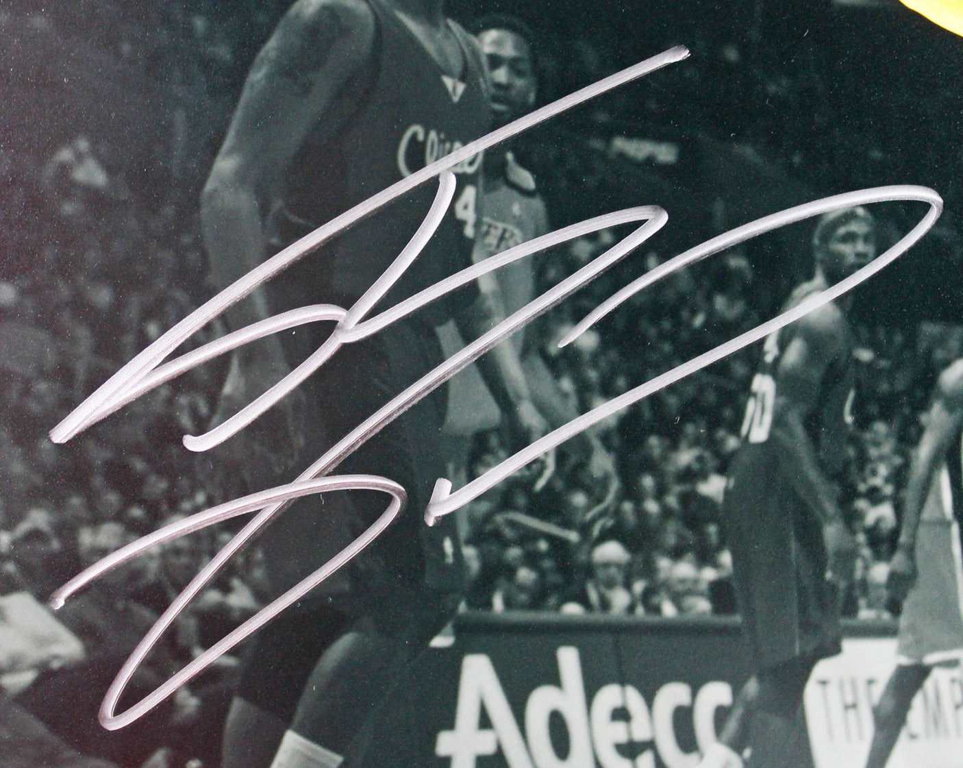 Lakers Shaquille O'Neal Signed 16x20 Vertical Spotlight Photo BAS Witnessed
