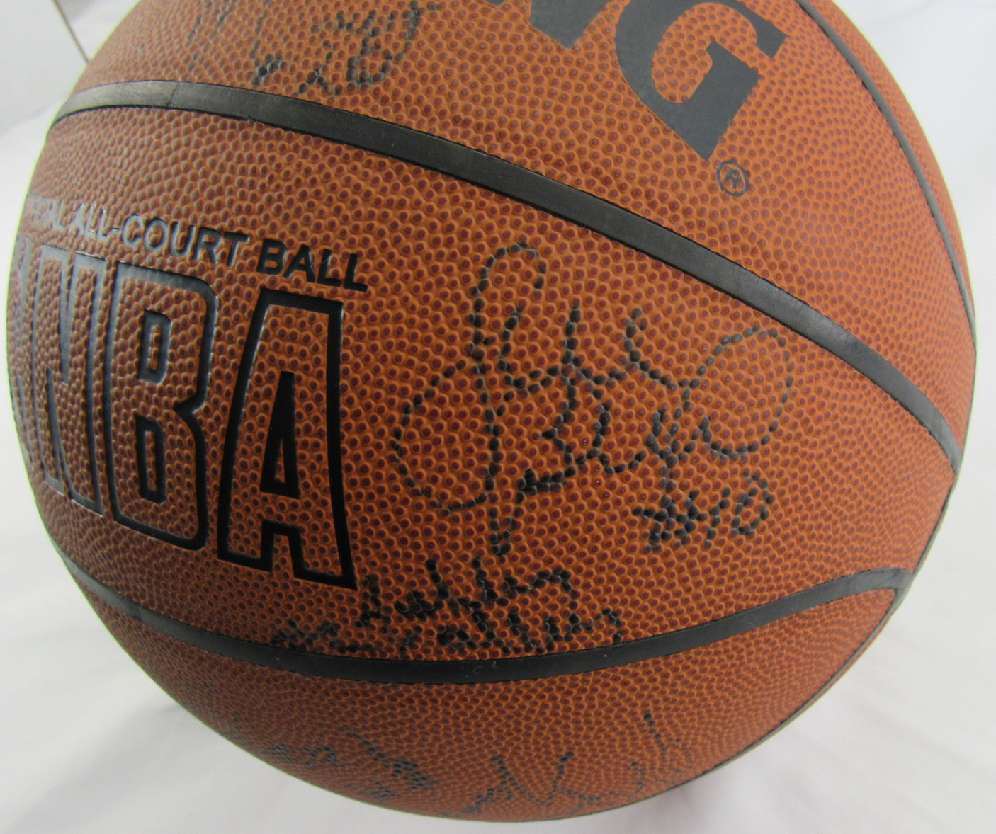 2001-02 Uconn Huskies Team Signed Basketball JSA LOA ZZ75401 Sue Bird Diana Taurasi
