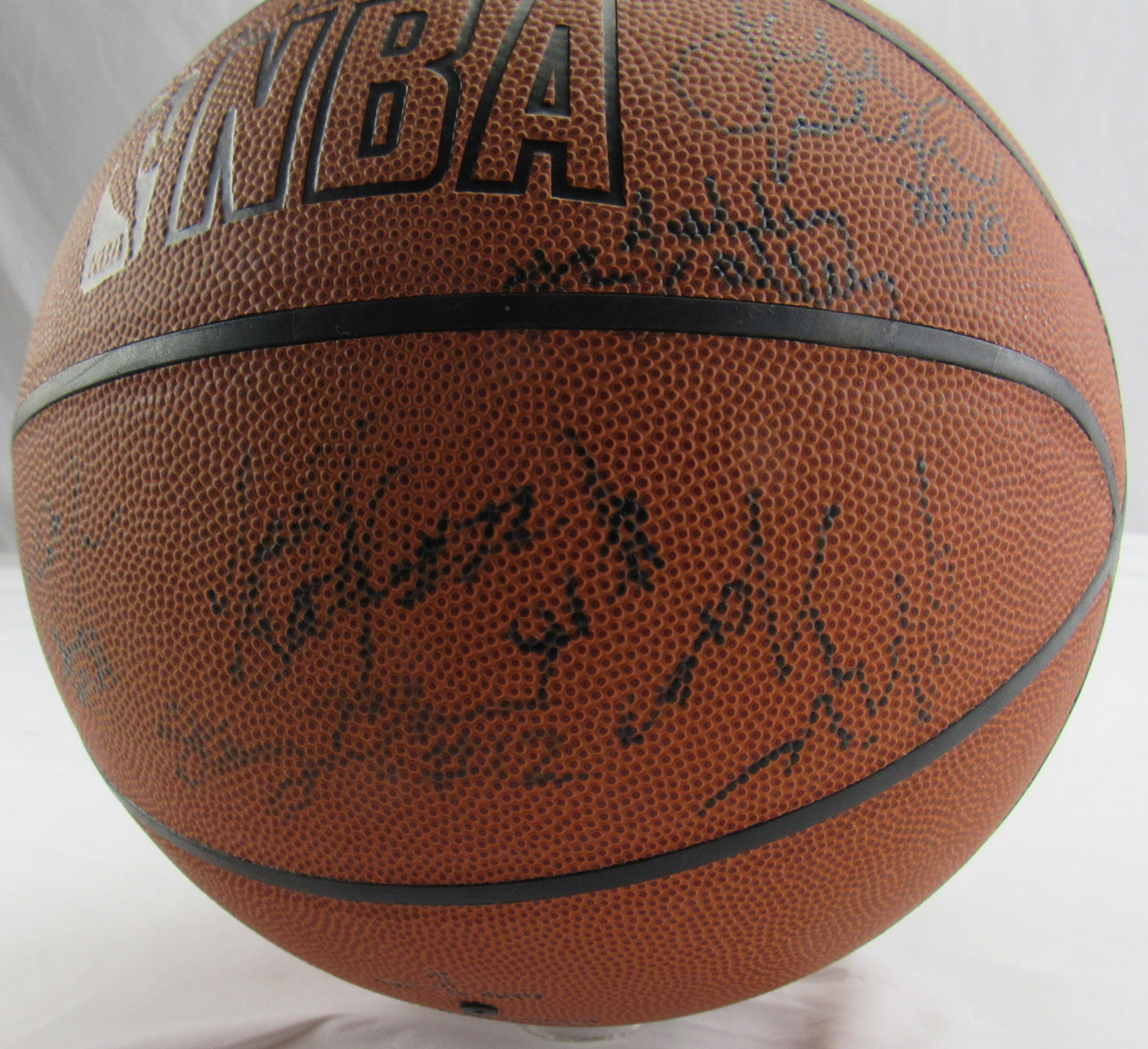 2001-02 Uconn Huskies Team Signed Basketball JSA LOA ZZ75401 Sue Bird Diana Taurasi