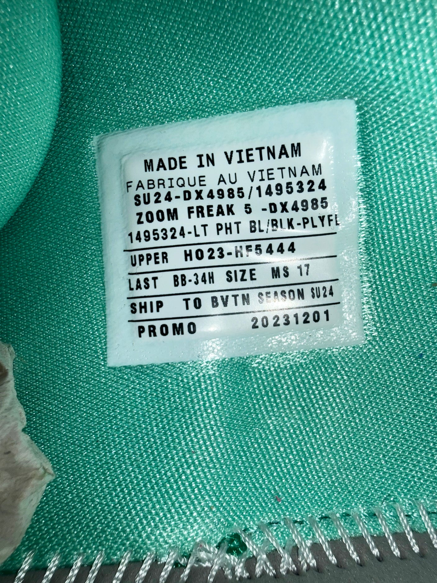 Giannis Antetokounmpo Autographed 2023 Player Exclusive (PE) Promo Light Phantom Blue, Black & Plyfl Nike Zoom Freak 5 Shoes Milwaukee Bucks Size 17 Beckett BAS Witness Stock #252700