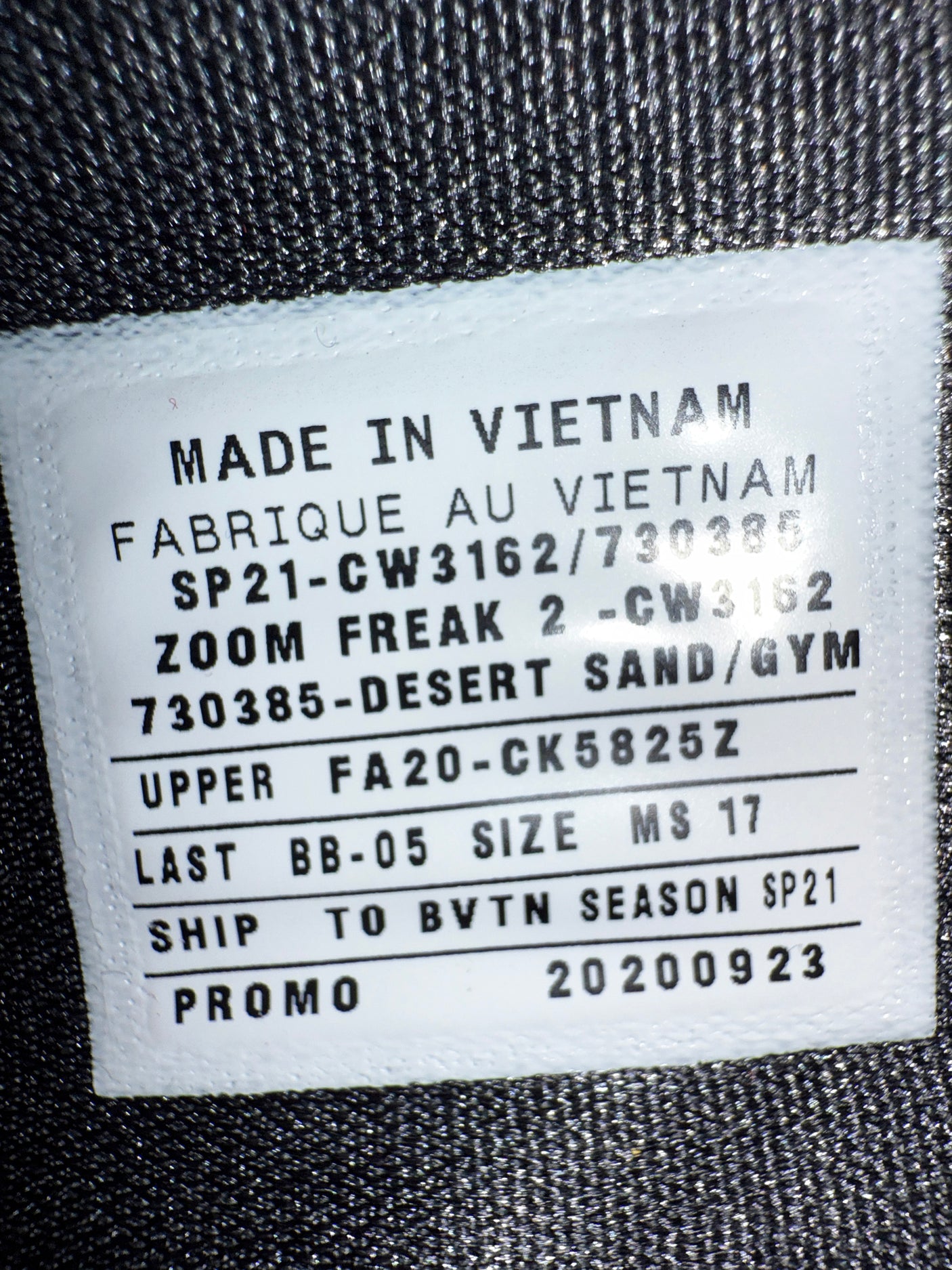 Giannis Antetokounmpo Autographed 2021 Player Exclusive (PE) Promo Desert Sand & Gym Nike Zoom Freak 2 Shoes Milwaukee Bucks Size 17 Beckett BAS Witness Stock #252593