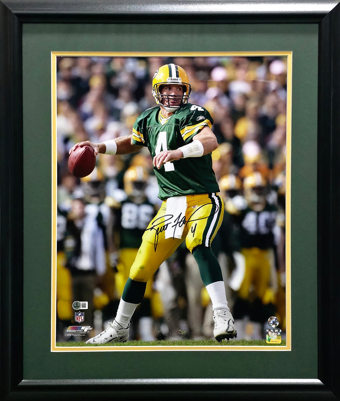 Brett Favre Autographed Framed 16x20 Photo Green Bay Packers Beckett BAS QR #BS43822