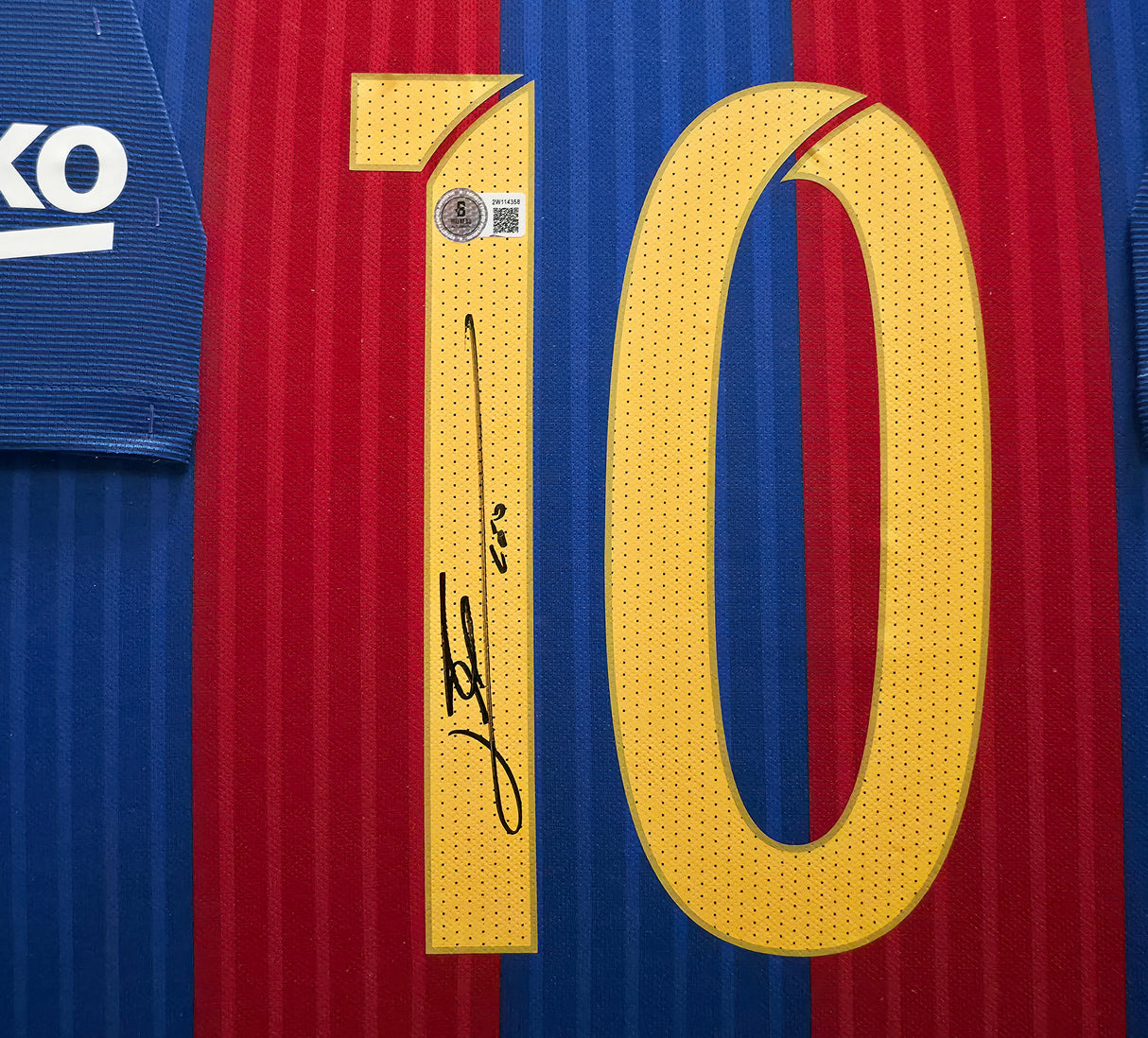 2016-17 FC Barcelona Lionel Messi Autographed Framed Red & Blue Nike Jersey Beckett BAS Witness #2W114358