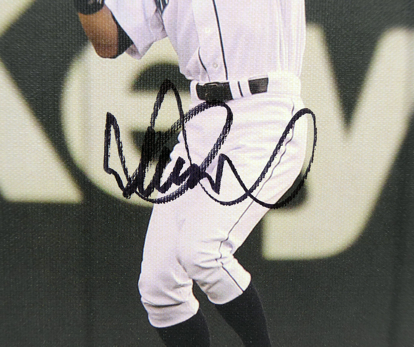 Ichiro Suzuki Autographed 7.5x9.5 Stretched Canvas Photo Seattle Mariners IS Holo SKU #202101