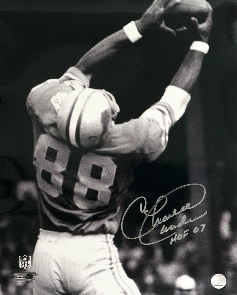 Charlie Sanders Signed Detroit Lions B&W Catching Football 16x20 Photo w/HOF'07