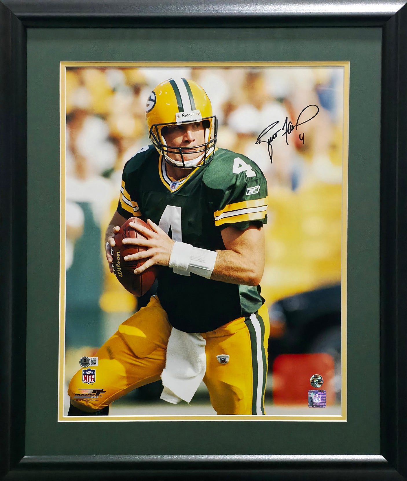 Brett Favre Autographed Framed 16x20 Photo Green Bay Packers Beckett BAS QR Stock #253606