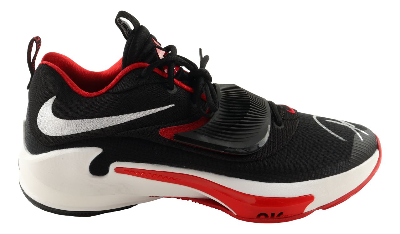 Giannis Antetokounmpo Bucks Signed Right Nike Zoom Freak 3 Bred Shoe BAS