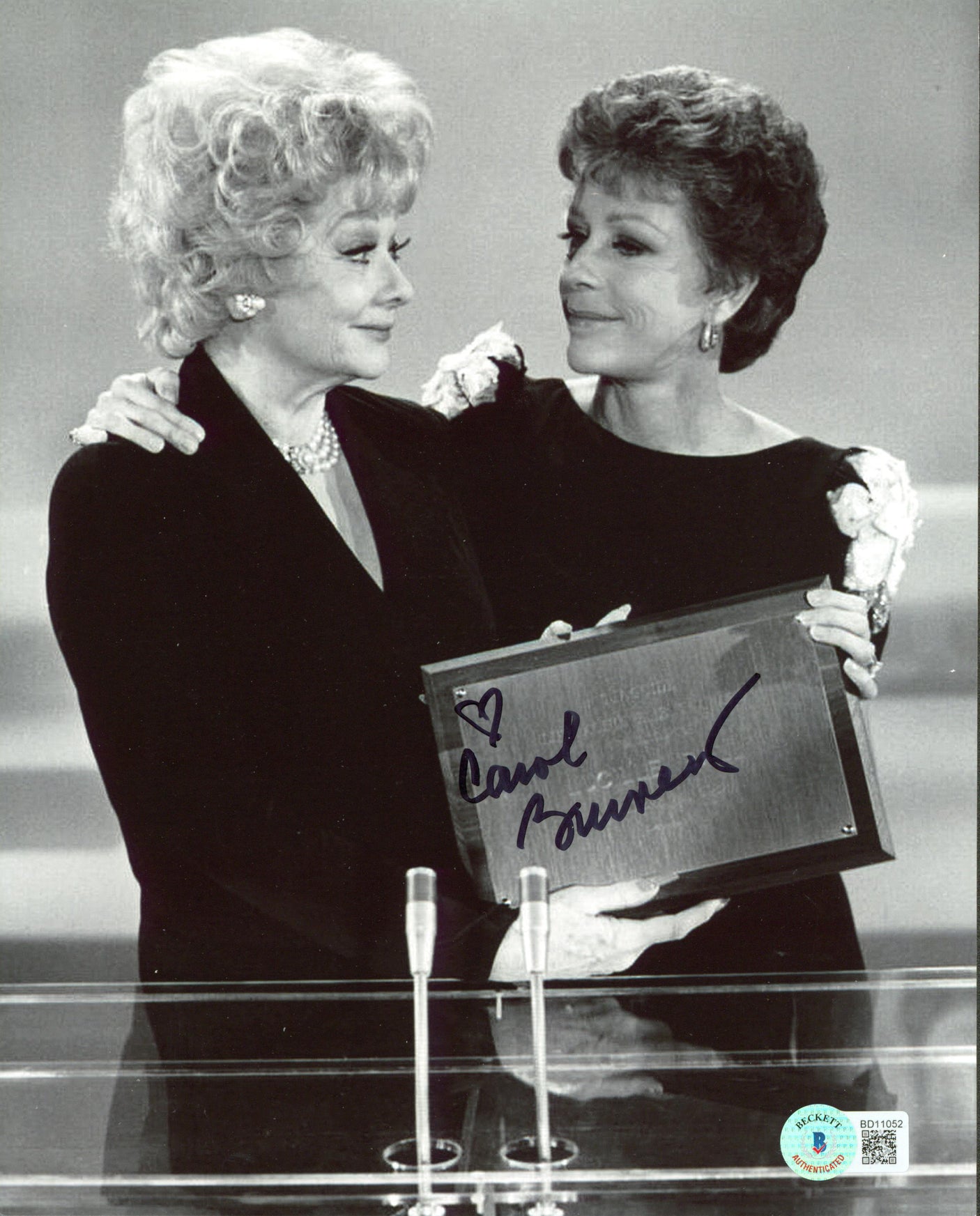Carol Burnett Authentic Signed 8x10 Black & White Photo Autographed BAS #BD11052