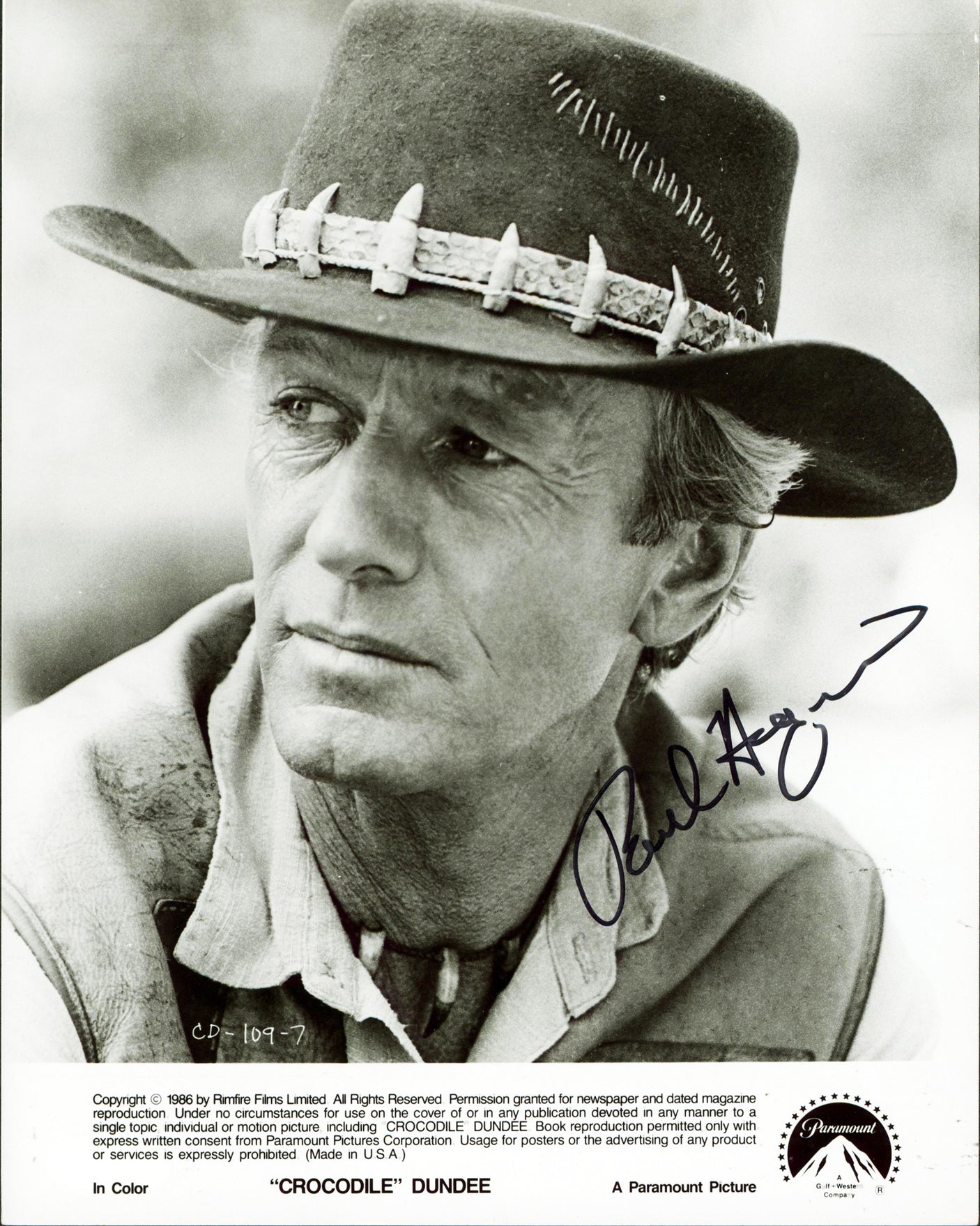Paul Hogan Crocodile Dundee Signed 8x10 Black & White Photo JSA #AR36694