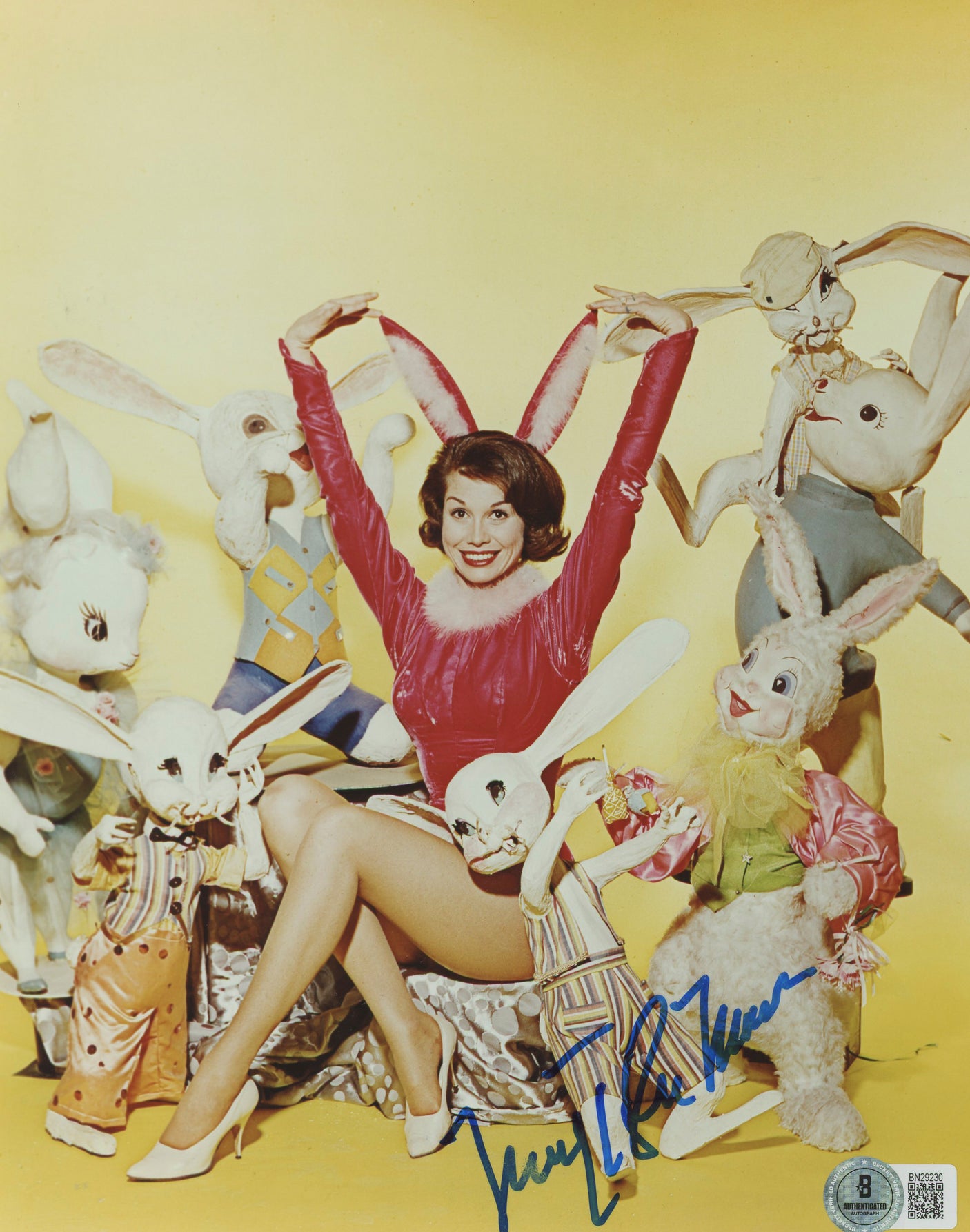 Mary Tyler Moore The Mary Tyler Moore Show Signed 8x10 Photo BAS #BN29230