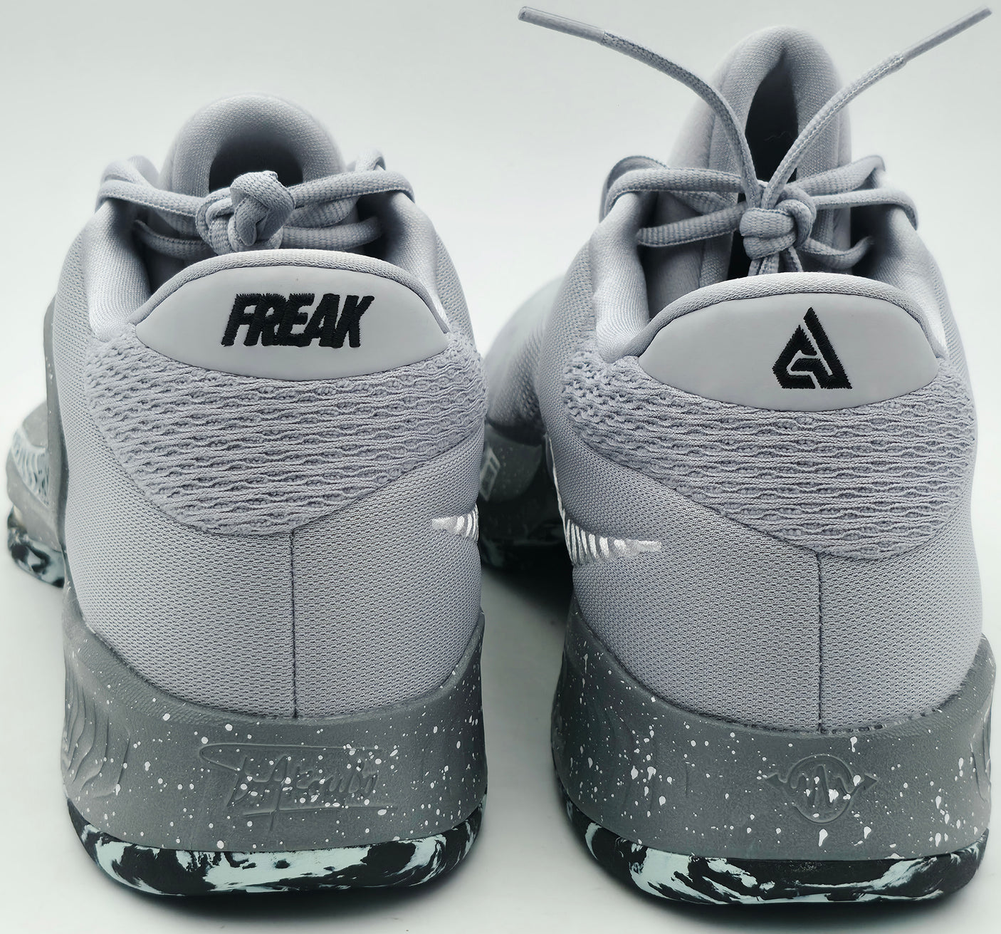 Giannis Antetokounmpo Autographed Grey Nike ZOOM FREAK 4 Shoes Milwaukee Bucks Size 16 (With Box) Beckett BAS Witness #3W396598 & #3W396599