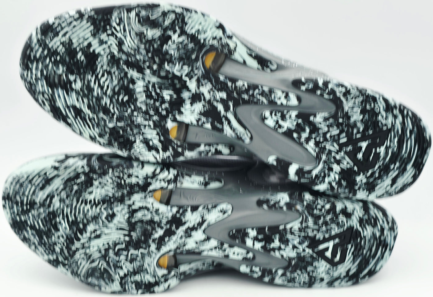 Giannis Antetokounmpo Autographed Grey Nike ZOOM FREAK 4 Shoes Milwaukee Bucks Size 16 (With Box) Beckett BAS Witness #3W396598 & #3W396599