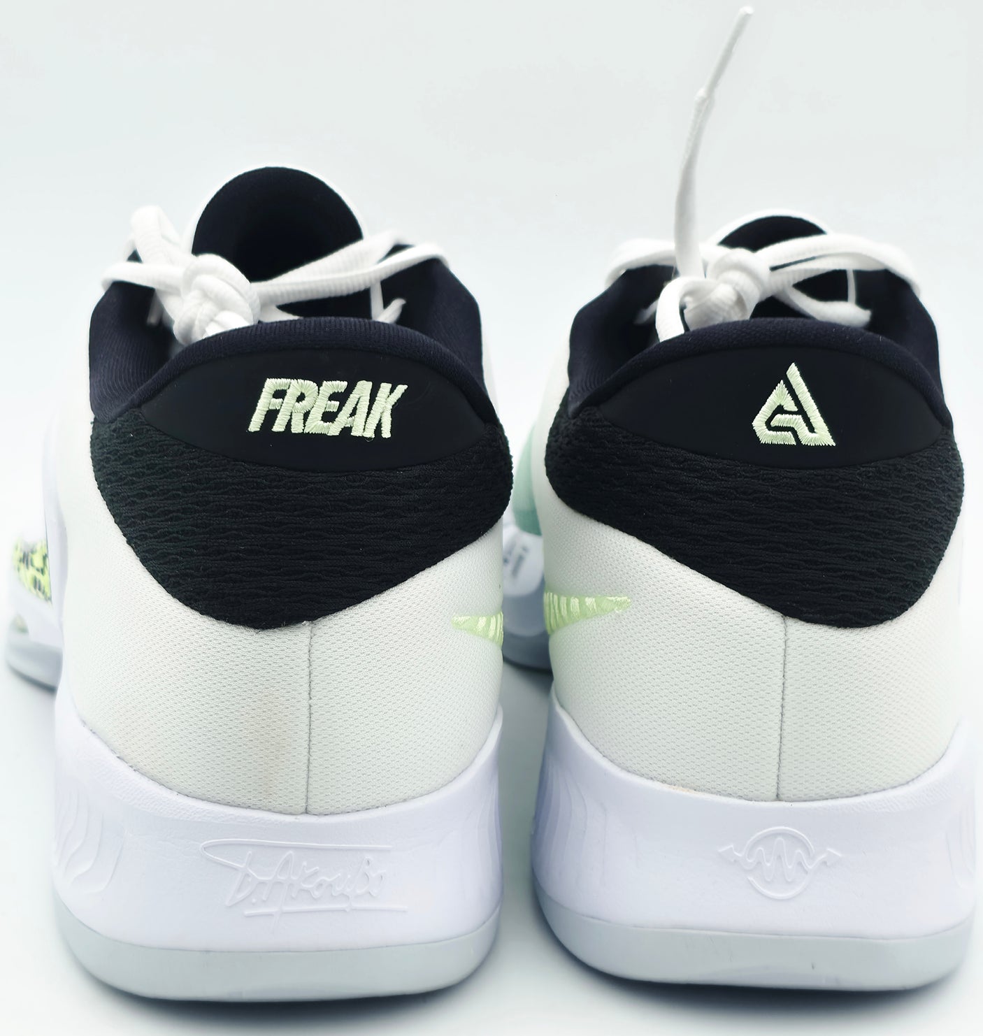 Giannis Antetokounmpo Autographed Greek Coastline Nike ZOOM FREAK 4 Shoes Milwaukee Bucks Size 16 (With Box) Beckett BAS Witness #3W396596 & #3W396597