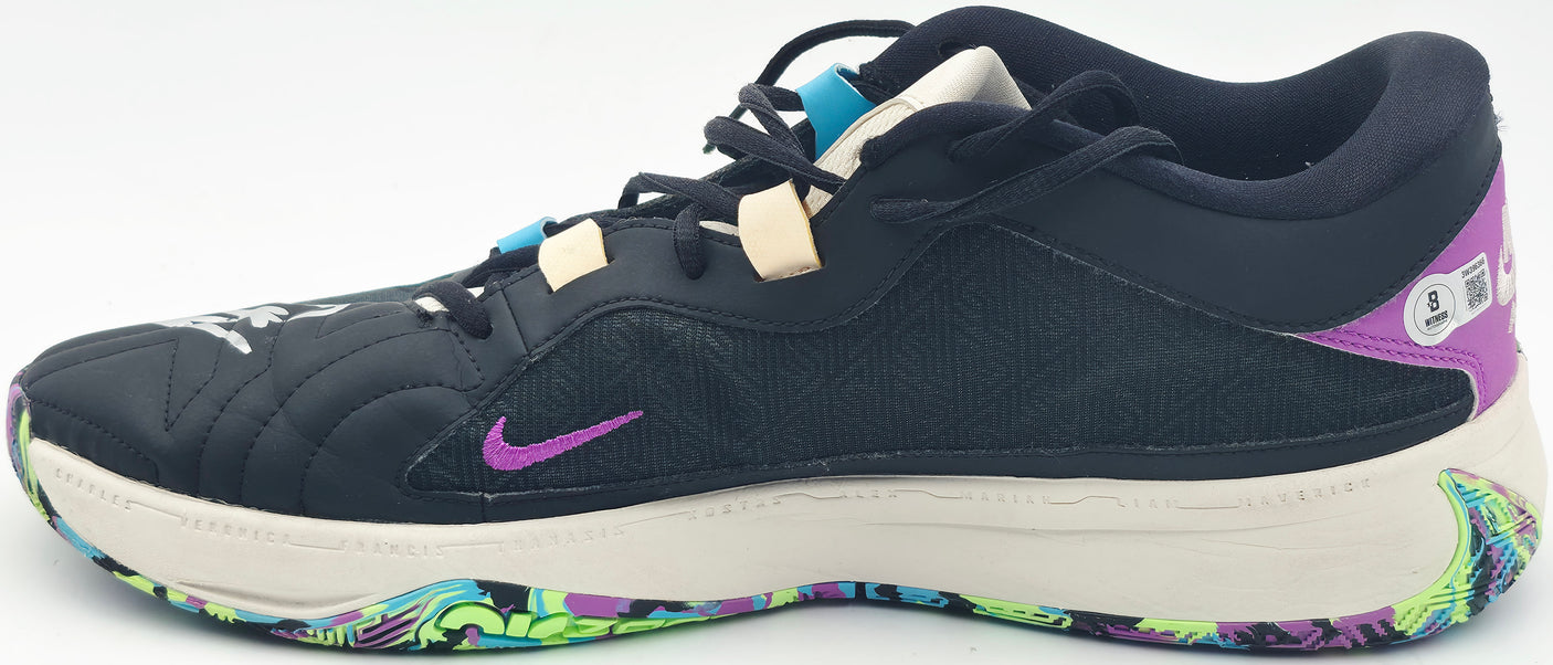 Giannis Antetokounmpo Autographed Black & Green Nike ZOOM FREAK 5 Shoes Milwaukee Bucks Size 16 (No Box) Beckett BAS Witness #3W396365 & #3W396366