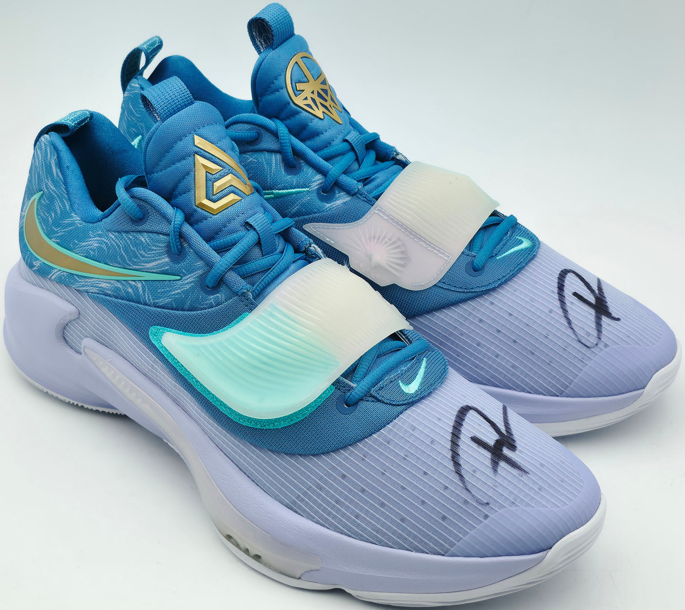 Giannis Antetokounmpo Autographed Freezing Time & Dutch Blue Nike Zoom Freak 3 Shoes Milwaukee Bucks Size 16 (No Box) Beckett BAS Witness #3W395131 & #3W395132