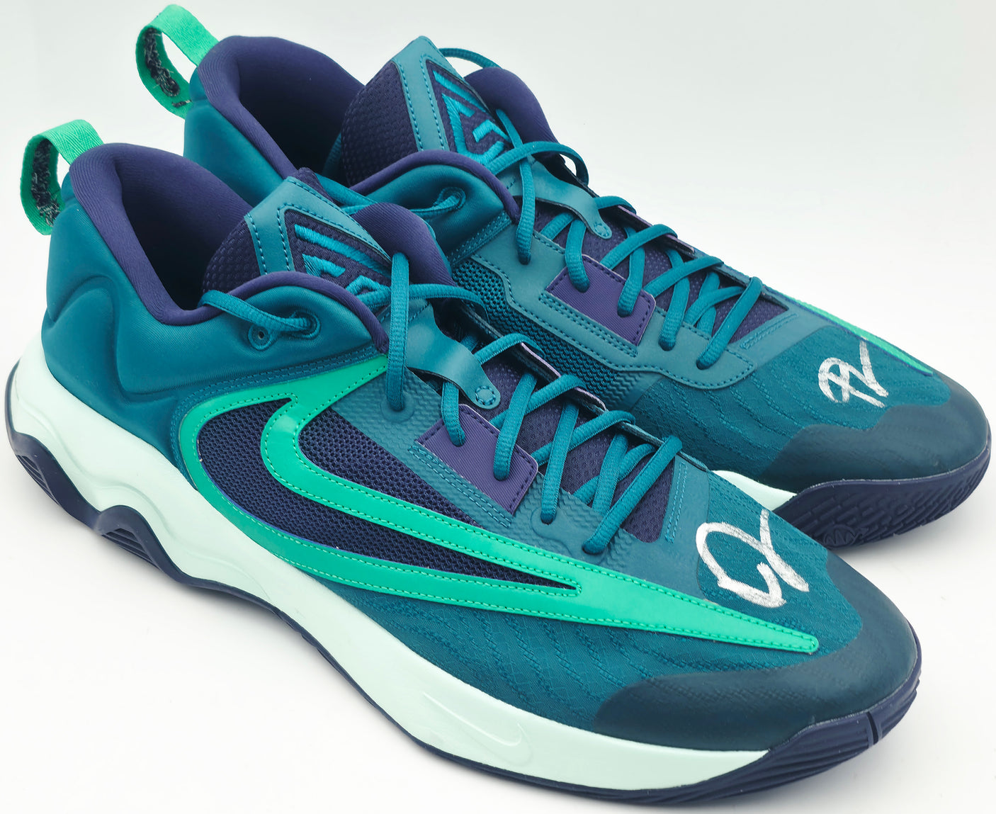 Giannis Antetokounmpo Autographed Geode Teal & Purple Nike IMORTALITY 3 Shoes Milwaukee Bucks Size 17 (No Box) Beckett BAS Witness #3W396412 & #3W396413