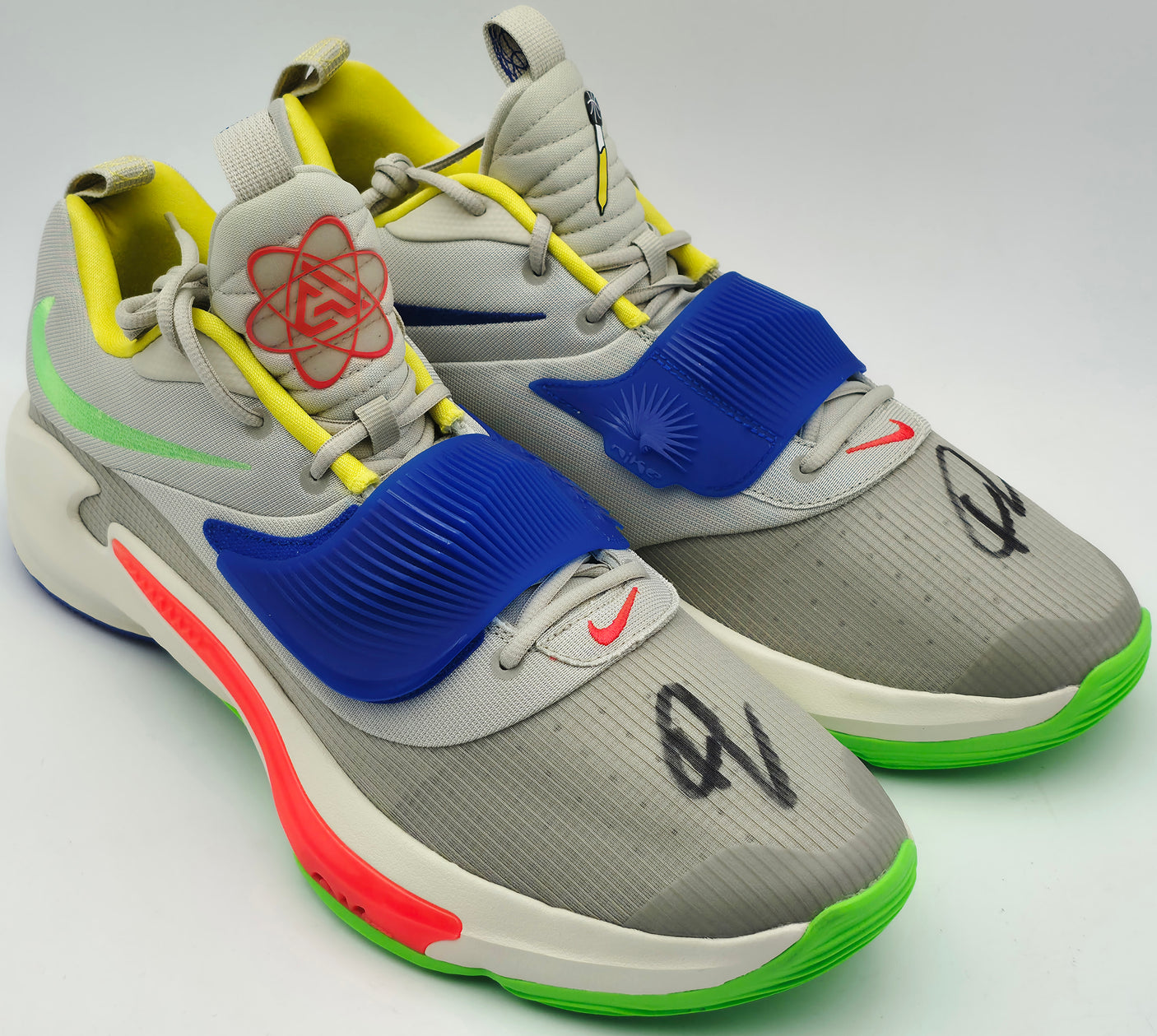 Giannis Antetokounmpo Autographed Primary Colors Nike ZOOM FREAK 3 Shoes Milwaukee Bucks Size 17 (No Box) Beckett BAS Witness #3W396895 & #3W396896