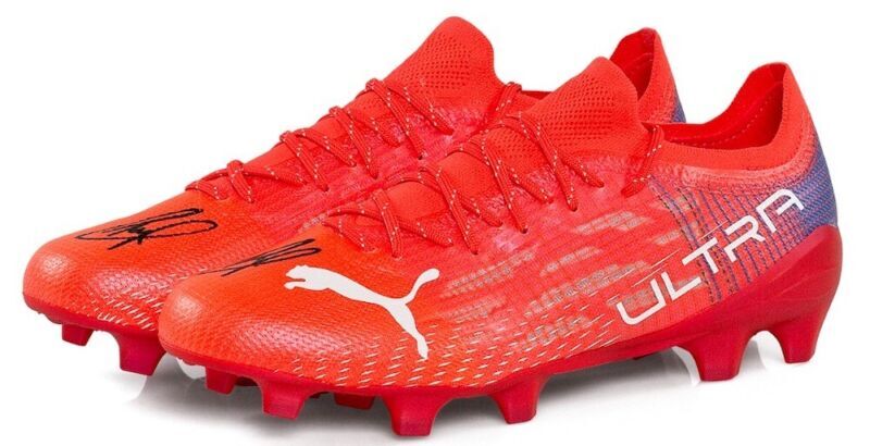 CHRISTIAN PULISIC Autographed Pink Puma Ultra 1.3 Cleats PANINI LE 25