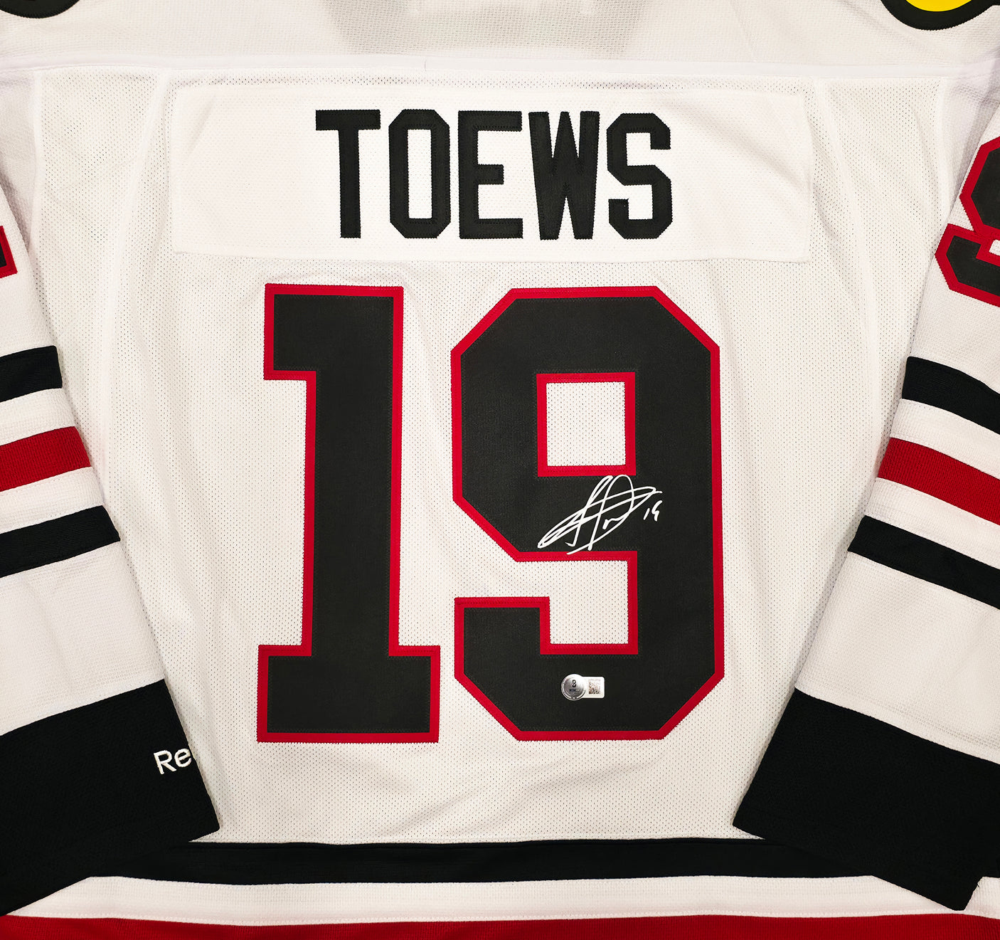 Chicago Blackhawks Jonathan Toews Autographed White Reebok Premier Jersey Size L Beckett BAS Witness Stock #250187