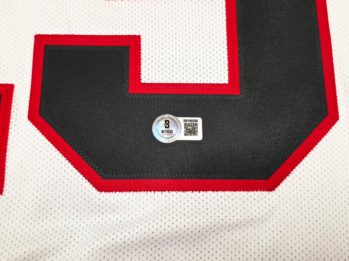 Chicago Blackhawks Jonathan Toews Autographed White Reebok Premier Jersey Size L Beckett BAS Witness Stock #250187