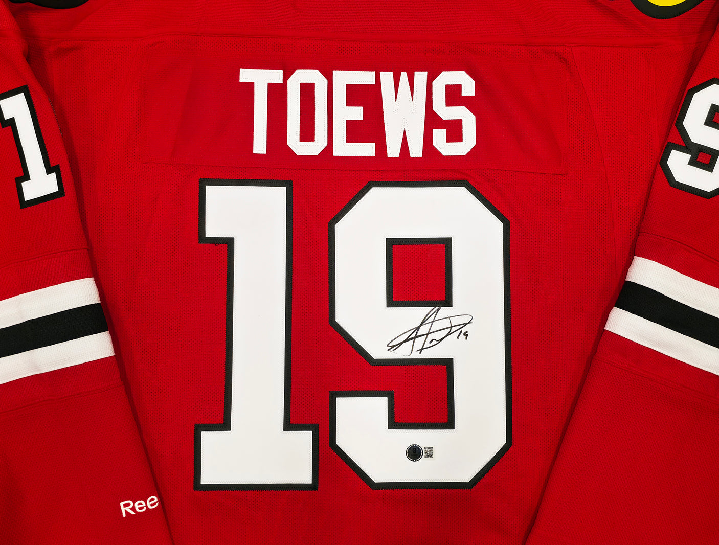 Chicago Blackhawks Jonathan Toews Autographed Red Reebok Premier Jersey Size L Beckett BAS Witness Stock #250188