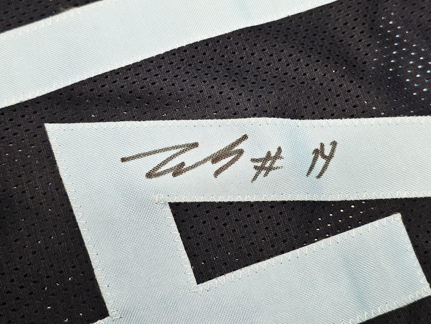 Memphis Grizzlies Zach Edey Autographed Blue Jersey Beckett BAS Witness Stock #249027