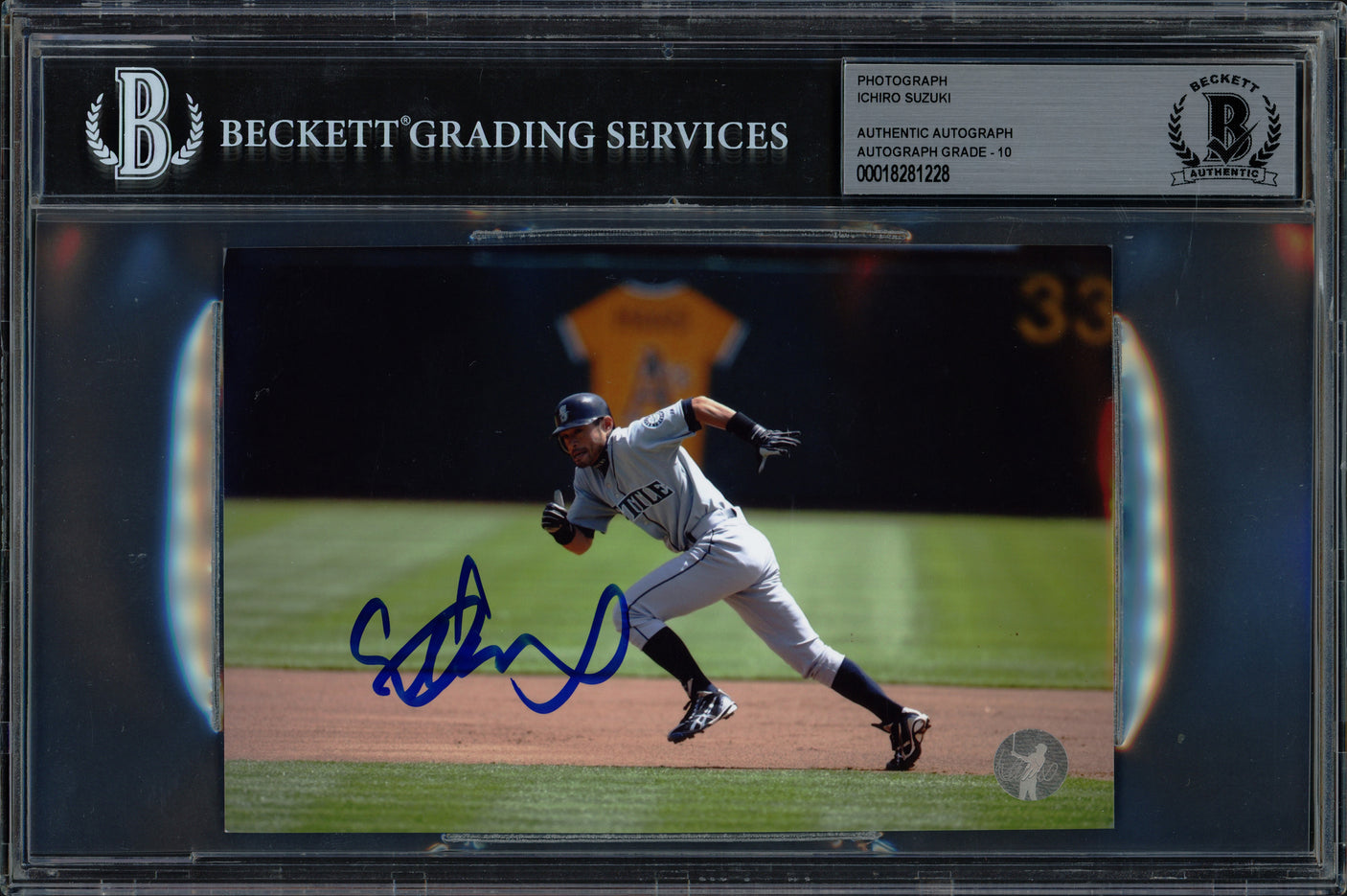 Ichiro Suzuki Autographed 4x6 Photo Seattle Mariners Auto Grade Gem Mint 10 Beckett BAS Stock #251042