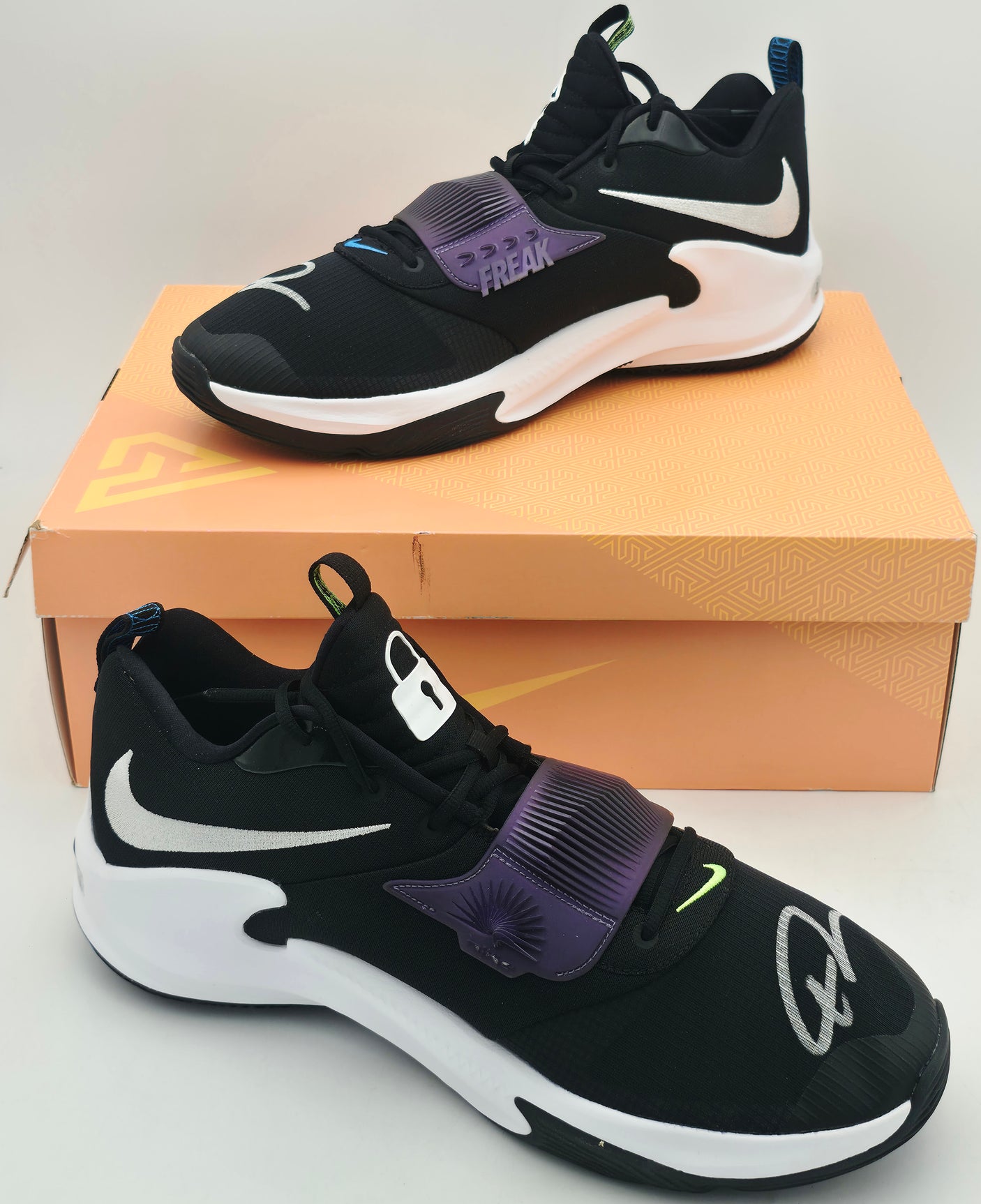 Giannis Antetokounmpo Autographed 2021 Player Exclusive (PE) Promo Black & White Nike Zoom Freak 3 Shoes Milwaukee Bucks Size 17 Beckett BAS Witness Stock #252760