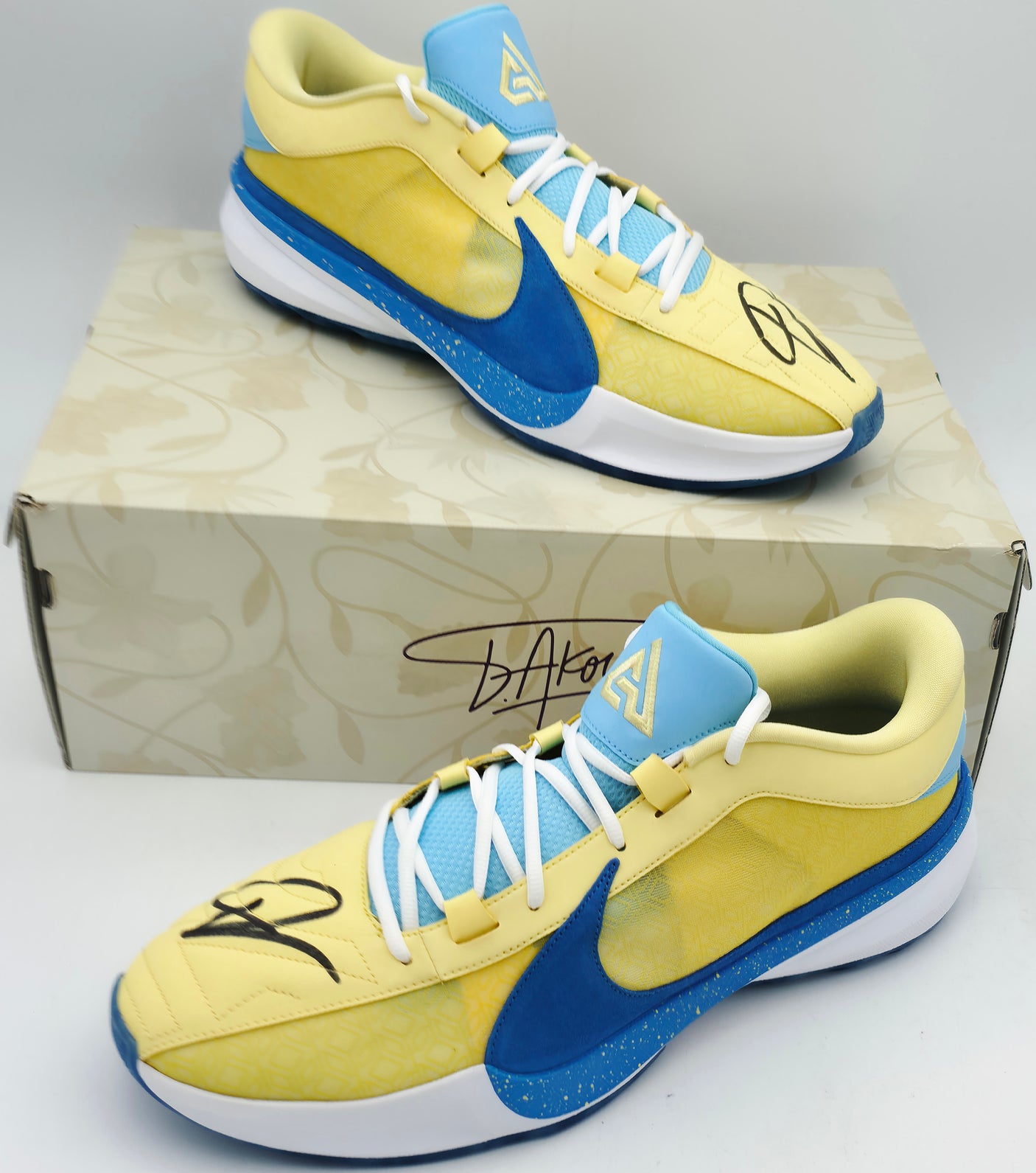 Giannis Antetokounmpo Autographed 2023 Player Exclusive (PE) Promo Soft Yellow & Light Phantom Blue Nike Zoom Freak 5 Shoes Milwaukee Bucks Size 17 Beckett BAS Witness Stock #252709