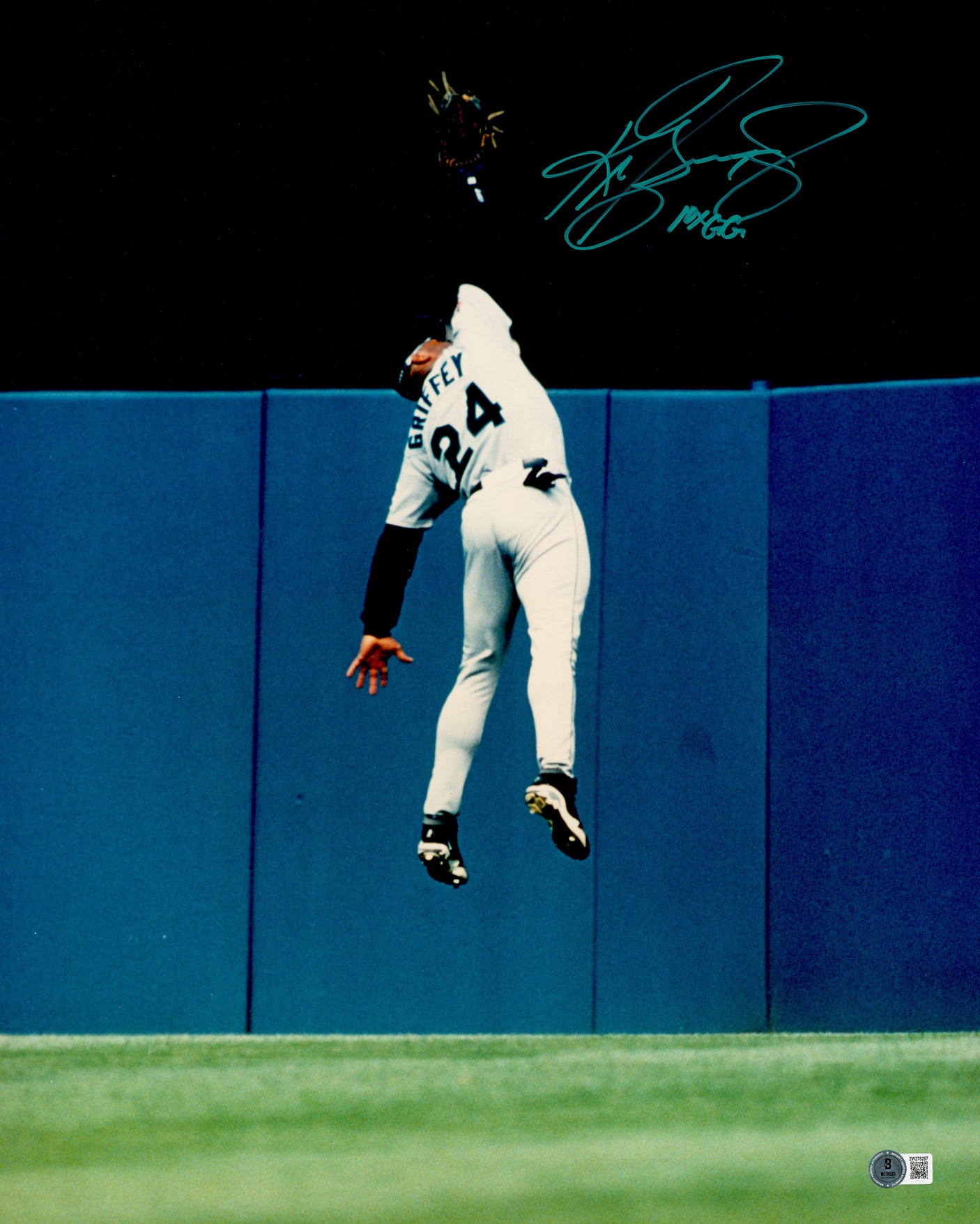 Ken Griffey Jr. Autographed 16x20 Photo Seattle Mariners (Wall Catch) "10x GG" Beckett BAS Witness Stock #252802