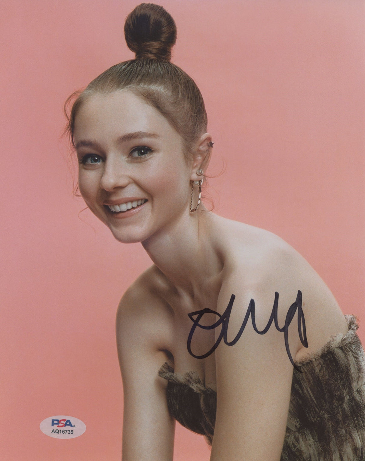 Thomasin McKenzie Leave No Trace Authentic Signed 8x10 Photo PSA/DNA #AQ16735