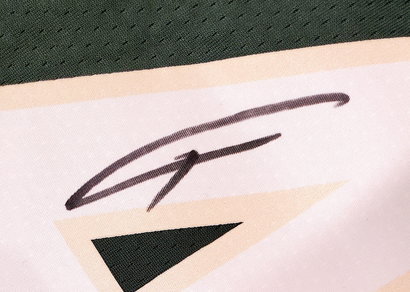 Milwaukee Bucks Giannis Antetokounmpo Autographed Green Nike Jersey Size XXL Beckett BAS Stock #191165