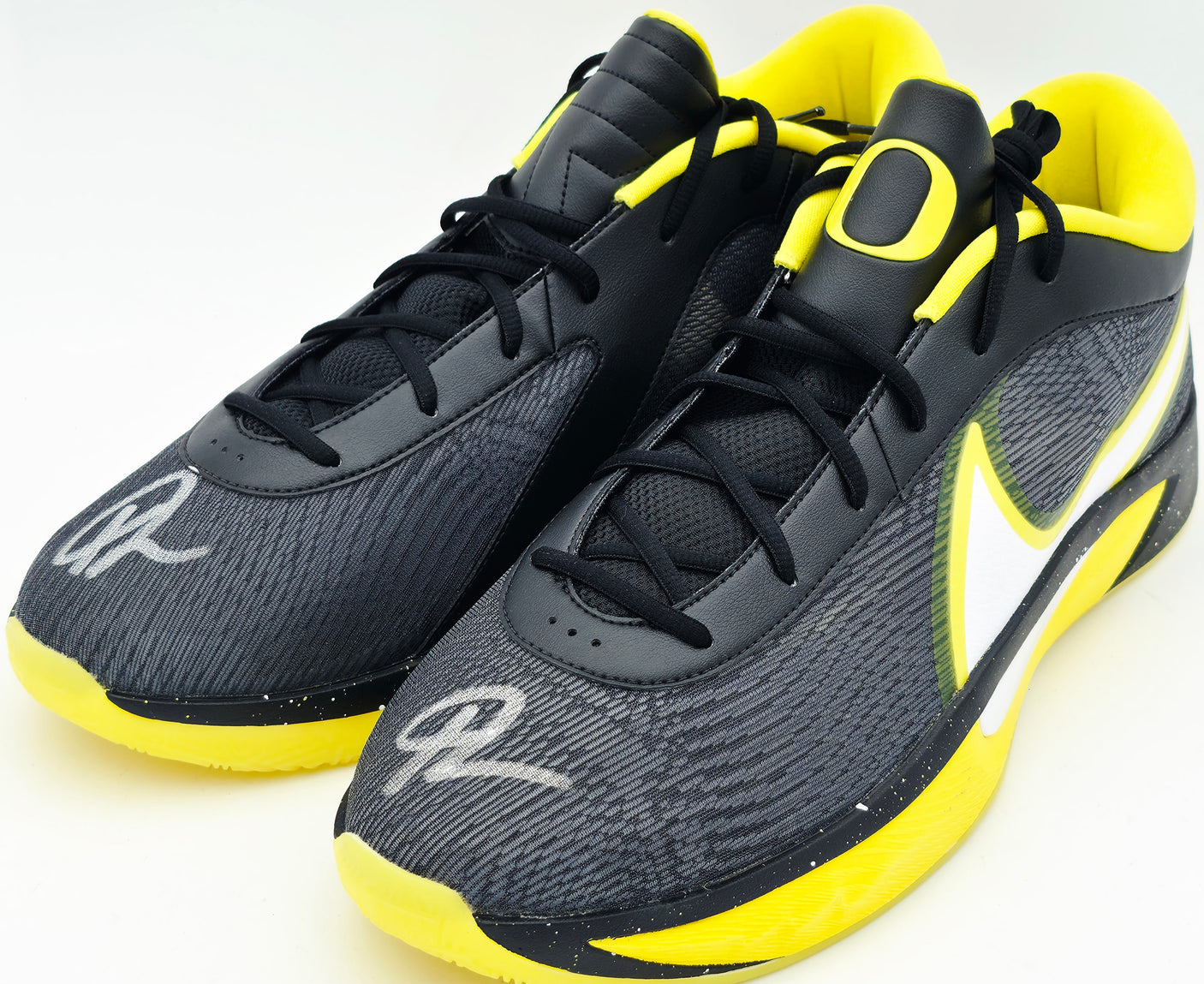 Giannis Antetokounmpo Autographed 2024 Player Exclusive (PE) Promo OREGON Black, Yellow Strk & White Nike Zoom Freak 6 NCAA P Shoes Size 17 (No Box) Beckett BAS Witness #3W395039 & #3W395040
