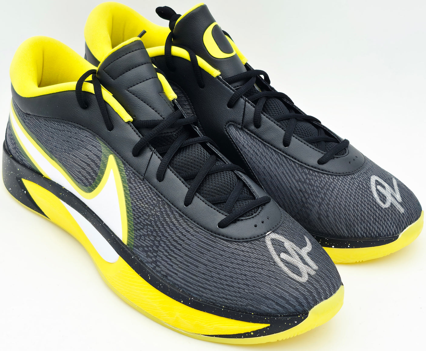 Giannis Antetokounmpo Autographed 2024 Player Exclusive (PE) Promo OREGON BLK-YLW STRK/WHT/BLK Nike Zoom Freak 6 NCAA P Shoes Size 17 (No Box) Beckett BAS Witness #3W395039 & #3W395040