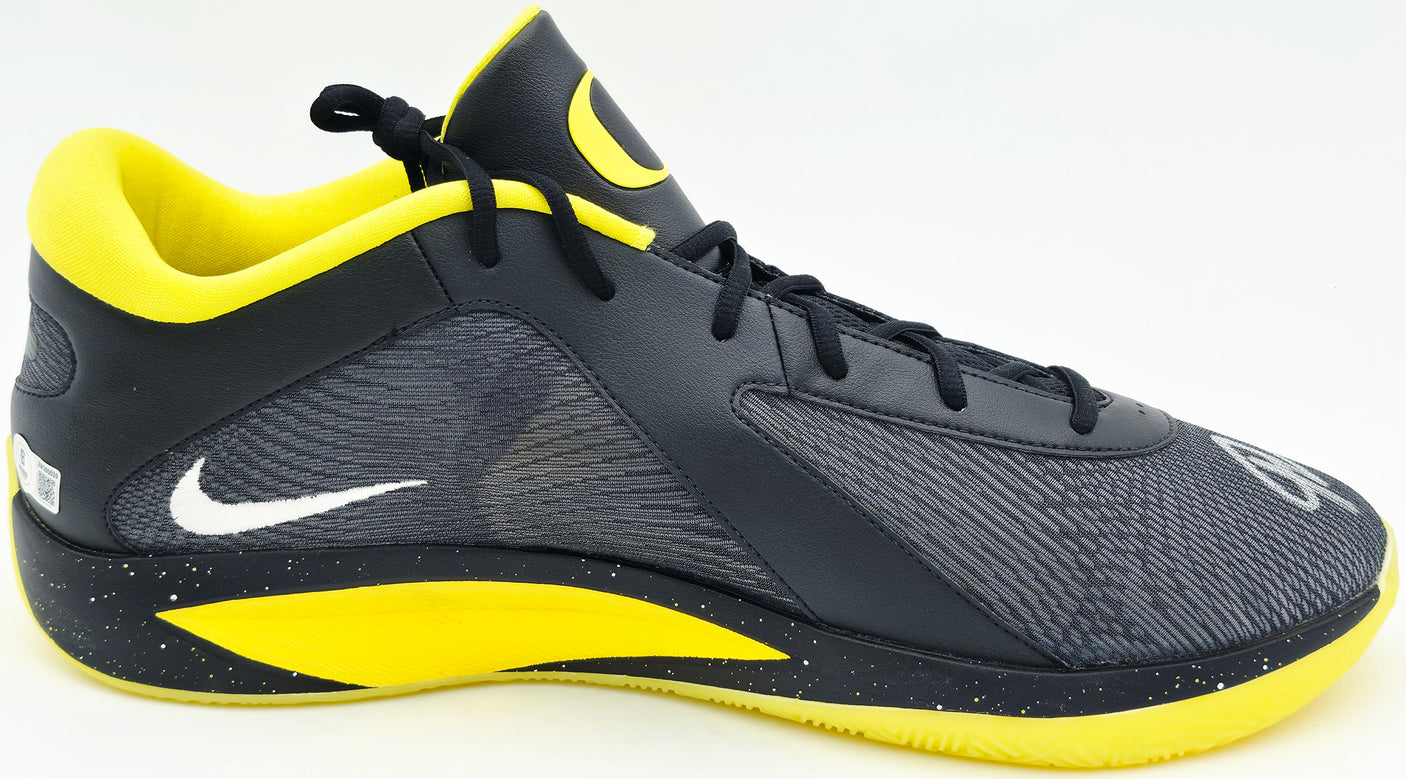 Giannis Antetokounmpo Autographed 2024 Player Exclusive (PE) Promo OREGON BLK-YLW STRK/WHT/BLK Nike Zoom Freak 6 NCAA P Shoes Size 17 (No Box) Beckett BAS Witness #3W395039 & #3W395040